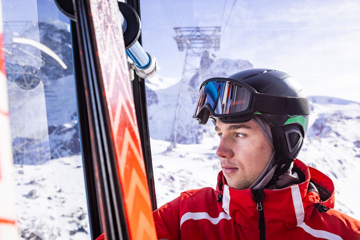Ein Skihelm kann Leben retten – und doch wird seine Bedeutung oft unterschätzt. Dabei zeigt die Unfallstatistik klar: Wer mit Helm fährt, ist deutlich besser geschützt.