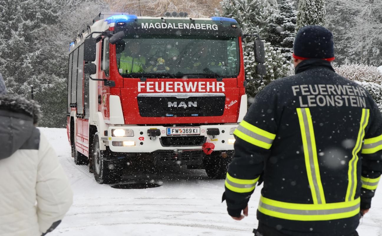 Zahlreiche Feuerwehrmänner suchen in Eiseskälte und Schneetreiben nach einem Wanderer.
