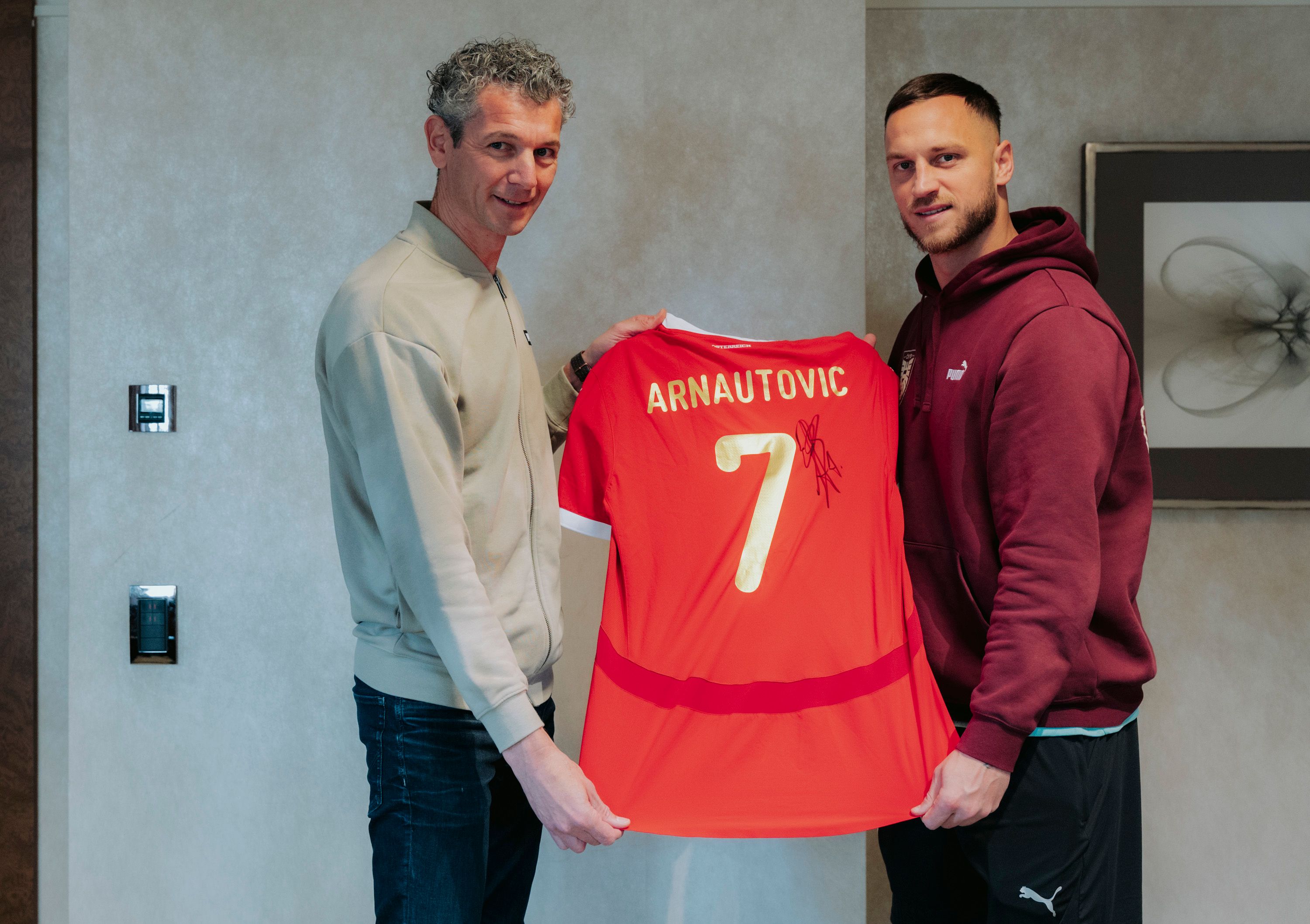 Heute.at - Rekordknipser Arnie mit goldenem ÖFB-Trikot geehrt