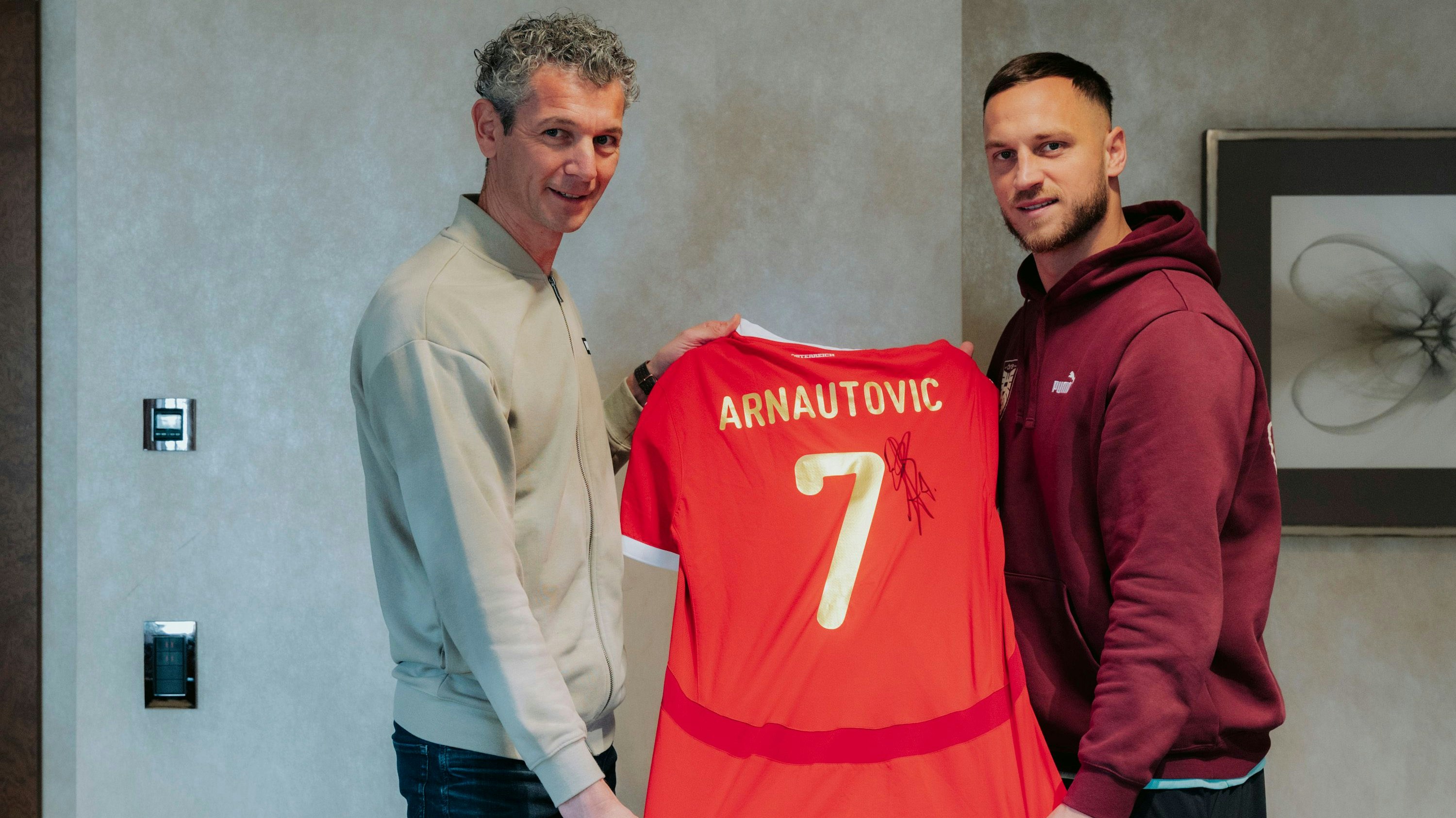 Heute.at - Rekordknipser Arnie mit goldenem ÖFB-Trikot geehrt