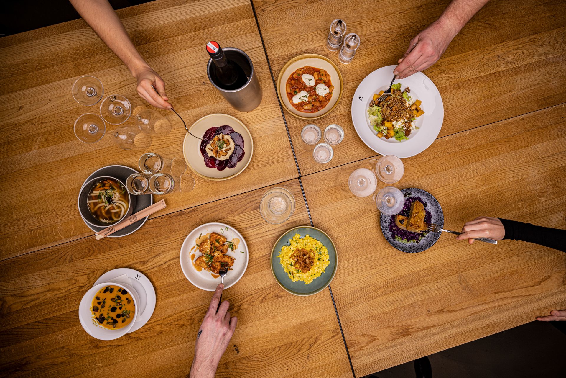 Im WRENKH Kochsalon lernst du, wie man beliebte internationale Gerichte zubereitet.