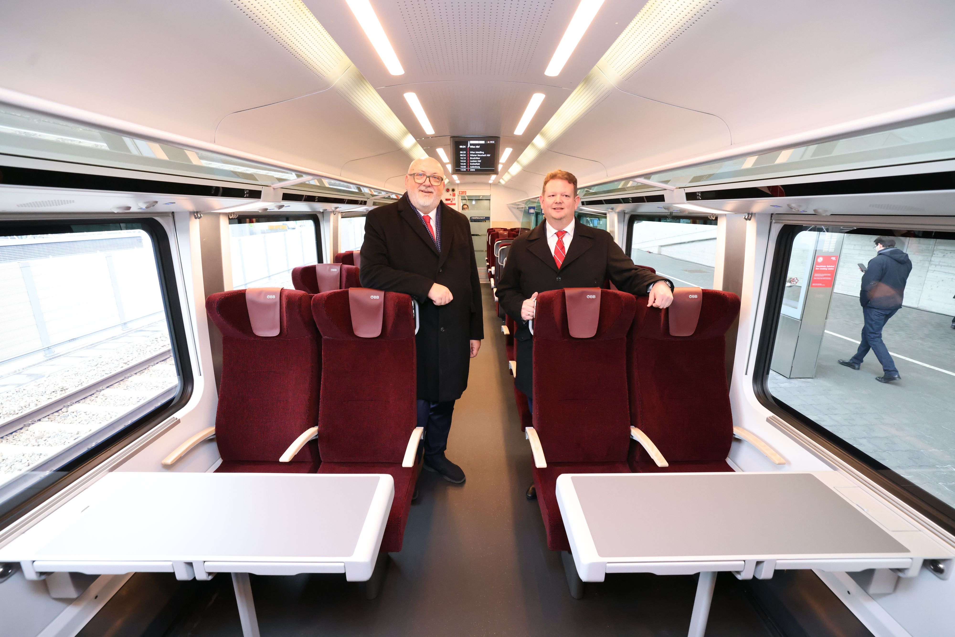 ÖBB CEO Andreas Matthä (l.) und ÖBB-Geschäftsführer Technische Services Bernhard Gritzner stellten die neuen Garnituren am Donnerstag am Wiener Hauptbahnhof vor.