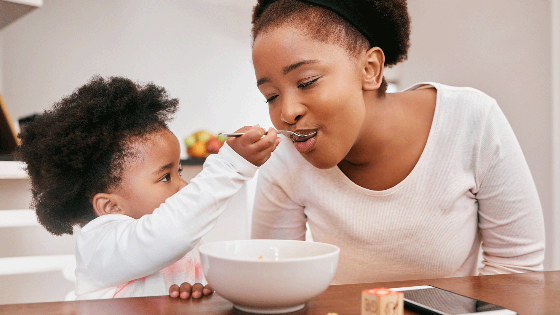 Heute.at - Darum solltest du den Löffel deines Kindes nie ablecken