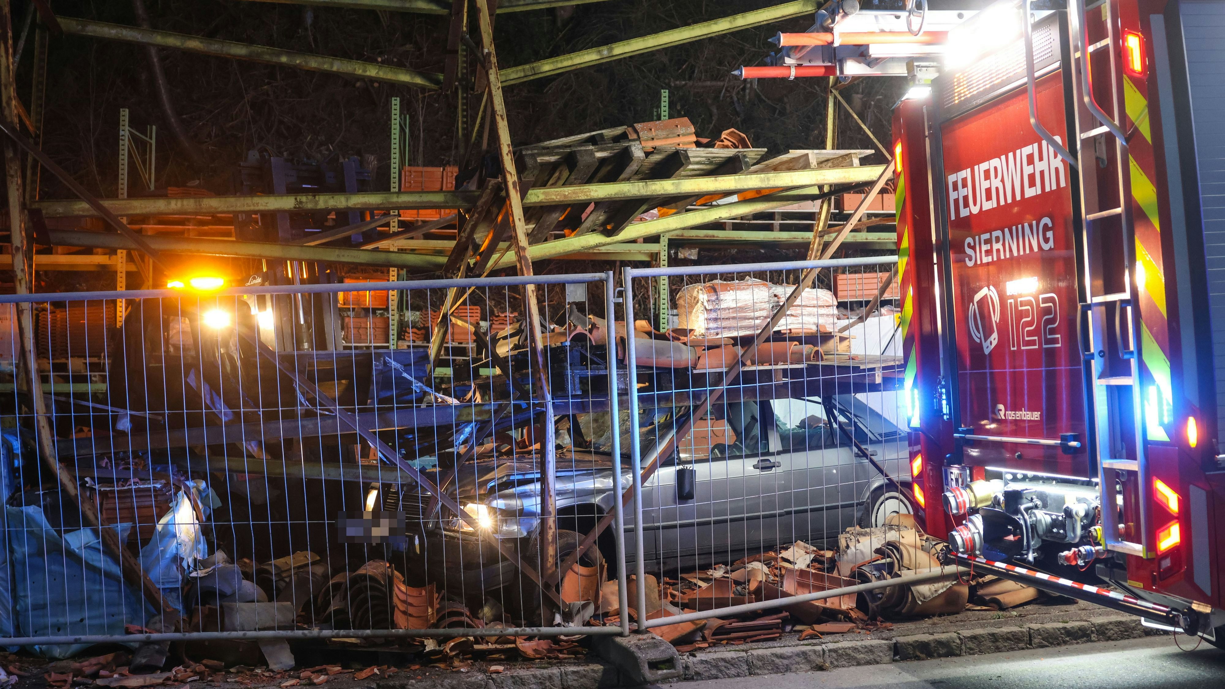 Heute.at - Auto kracht in Ziegellager, Lenker vor Ort wiederbelebt