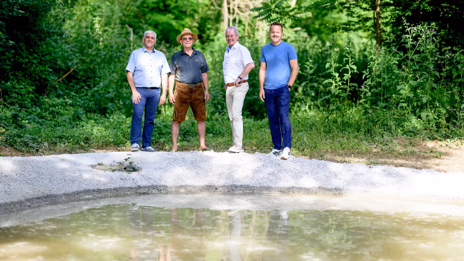 v.l.n.r.: Bgm. von Zistersdorf Elmar Schöberl, Jagdleiter Bernfried Steinmayer, Landtagspräsident Karl Wilfing und BLOCH3-Geschäftsführer Martin Blochberger bei der neuen Wasserstelle für Insekten und Wild in der Stadtgemeinde Zistersdorf.