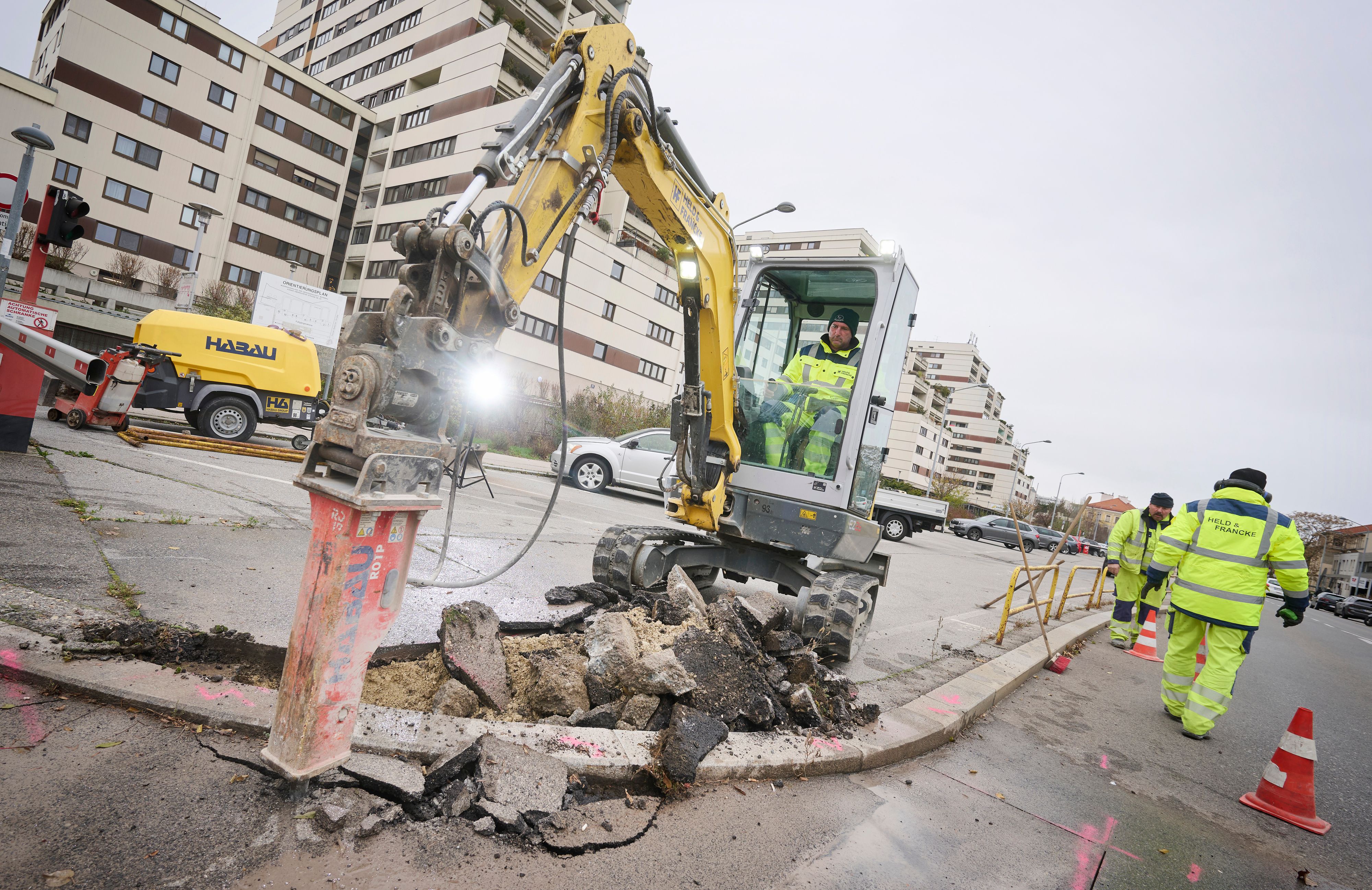 Die Bauarbeiten sollen am Freitag zu Mittag fertig sein.