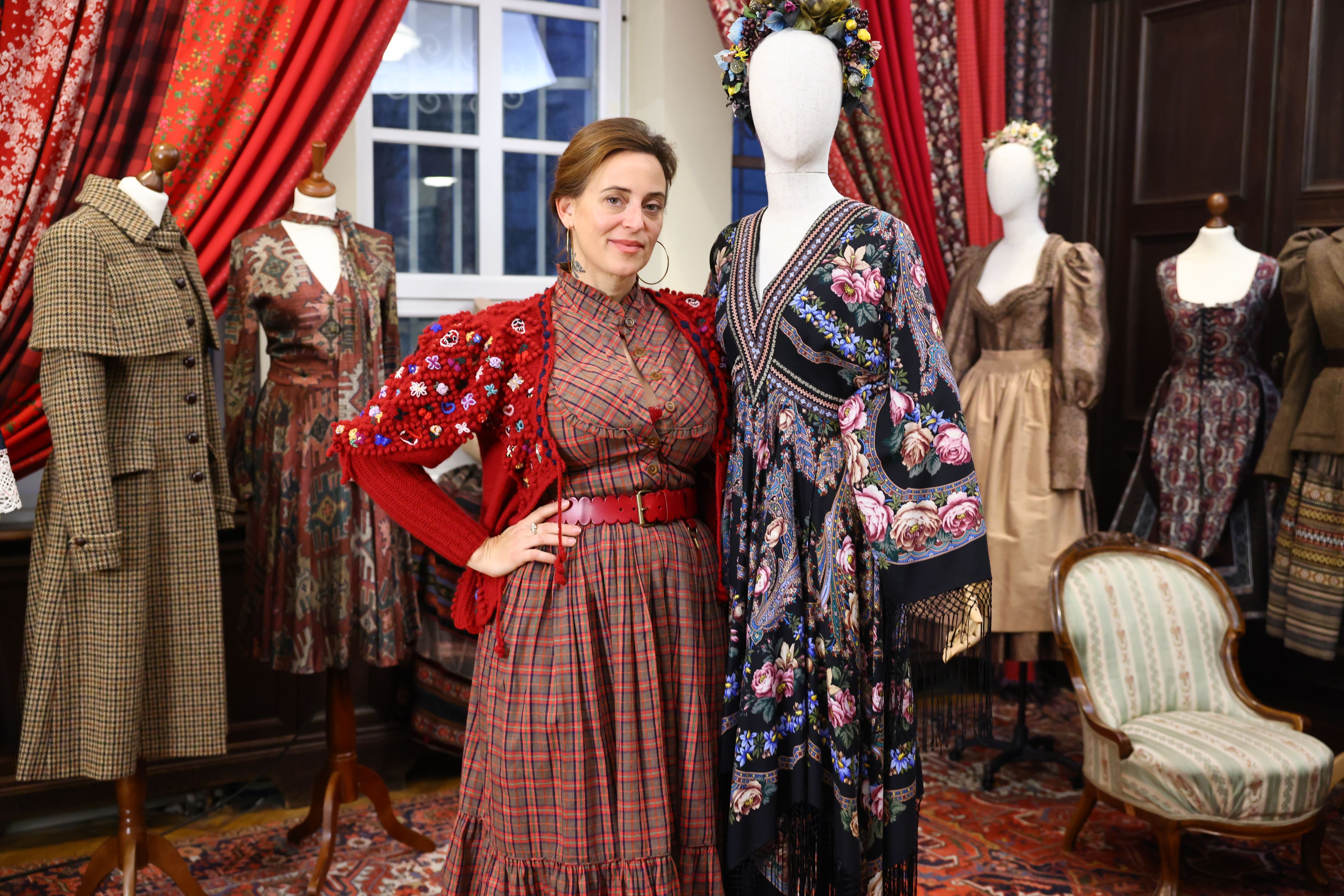 Lena Hoschek präsentiert zum 20-Jährigen Jubiläum ihr Atelier.