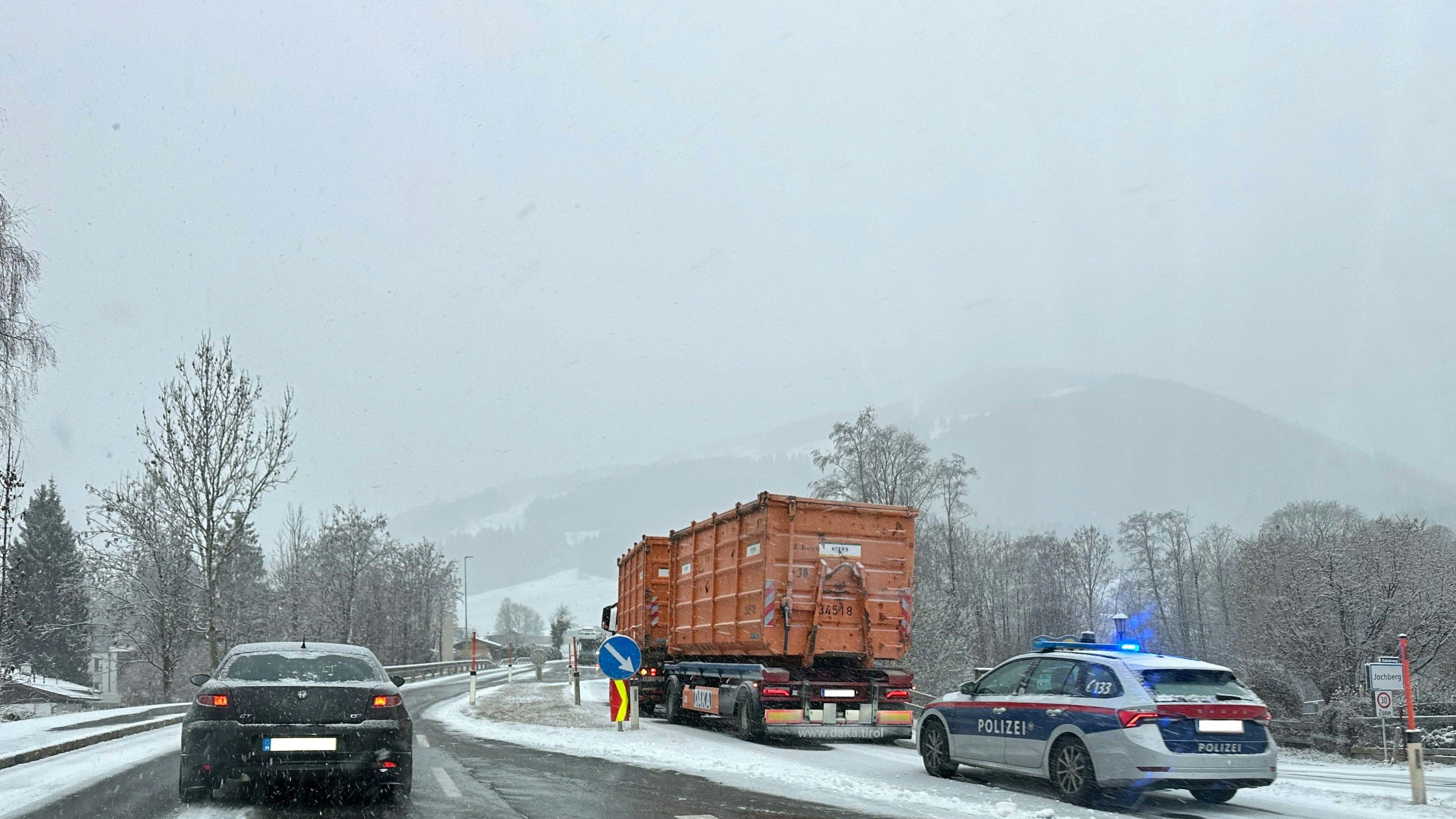 Heute.at - Staus, Sperren: Erster Schnee sorgt für Chaos