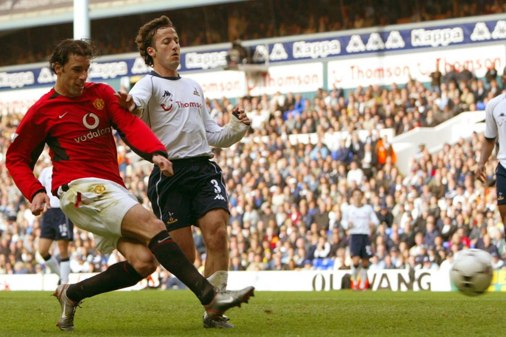 Mauricio Taricco im Duell mit Ruud van Nistelrooy.