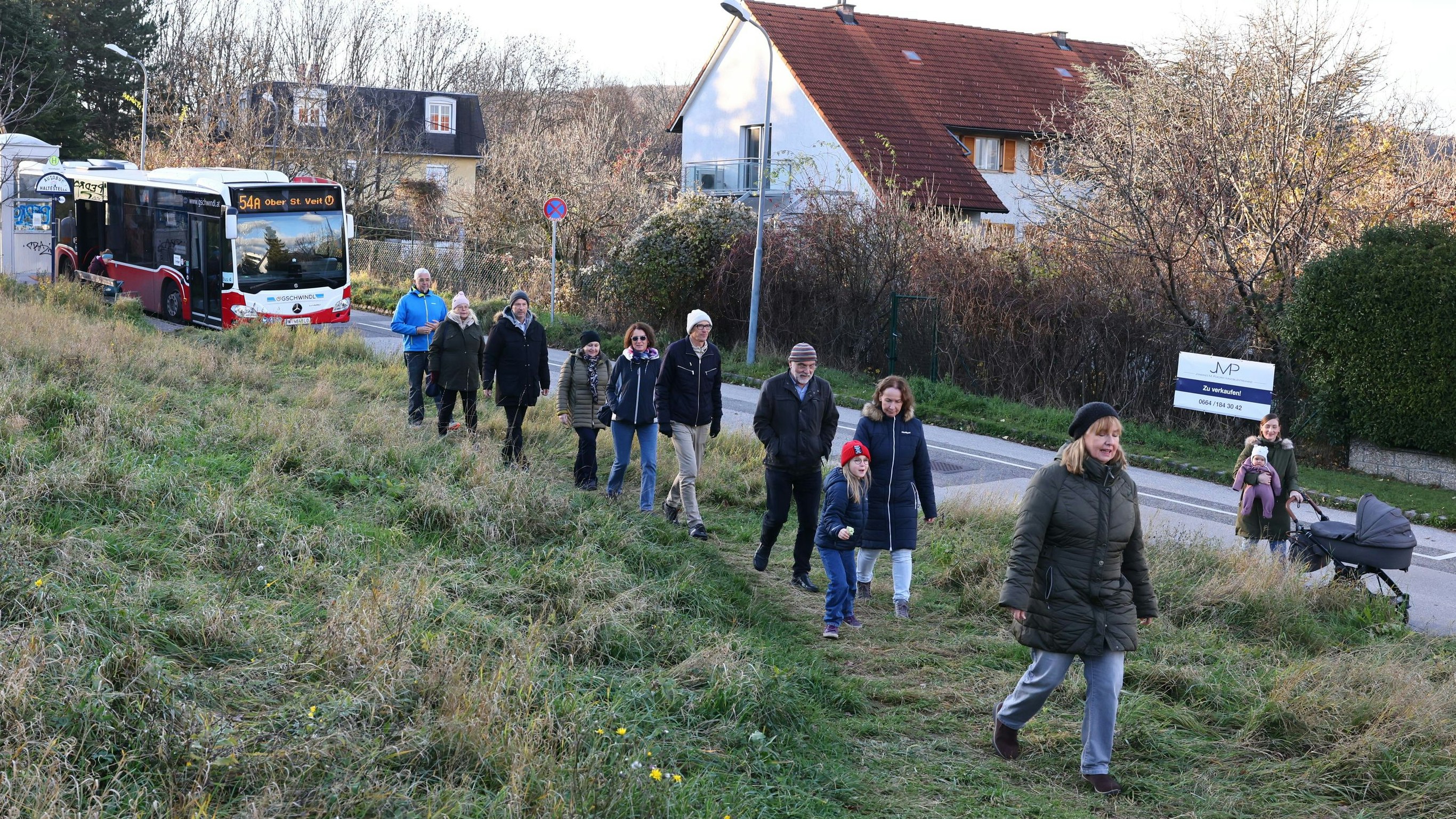 Da es keinen Gehsteig gibt, müssen die Fahrgäste über die Straße oder eine Wiese gehen.