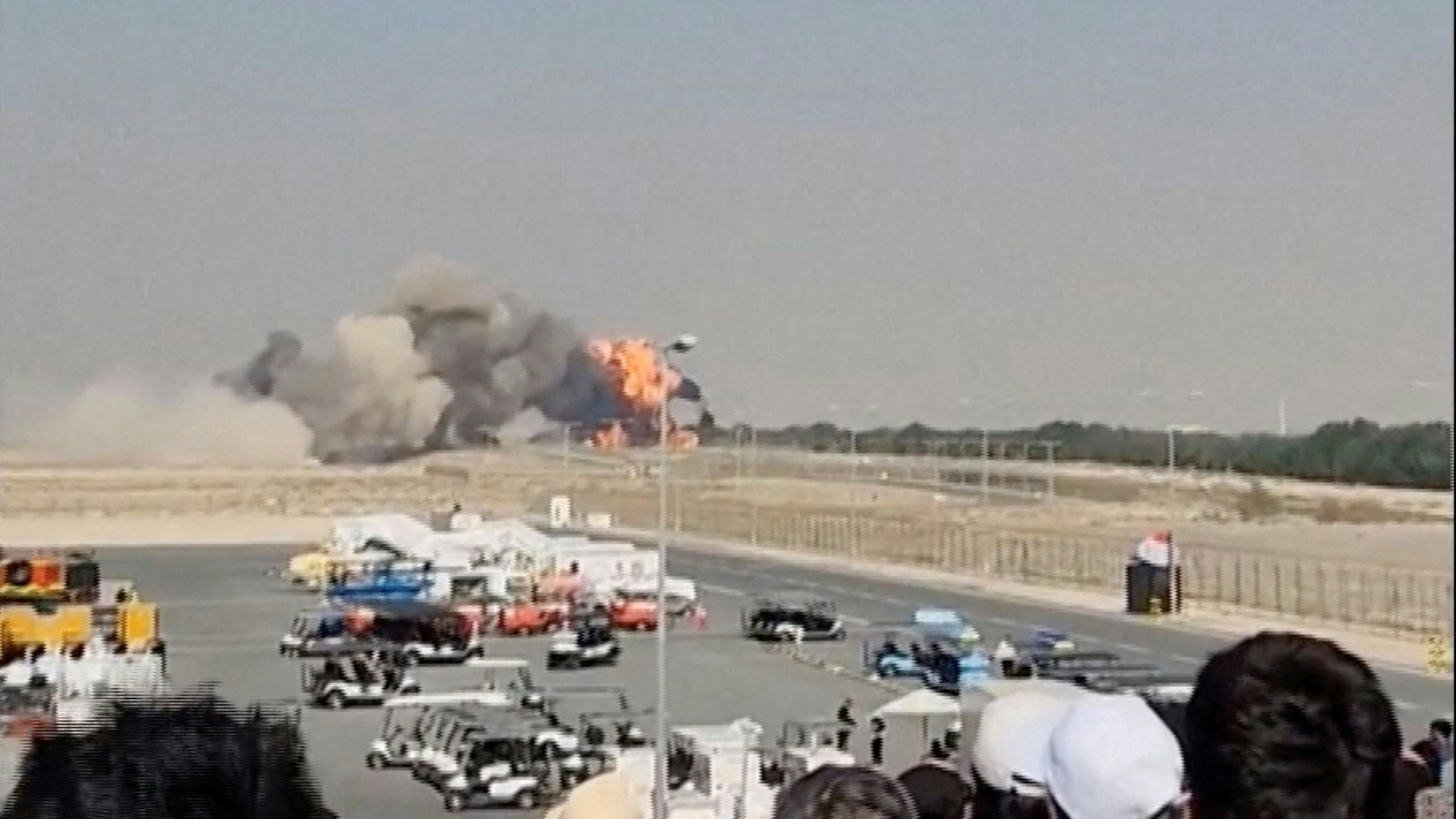 Heute.at - Kampfjet-Crash bei Flugshow – Pilot stirbt im Feuer