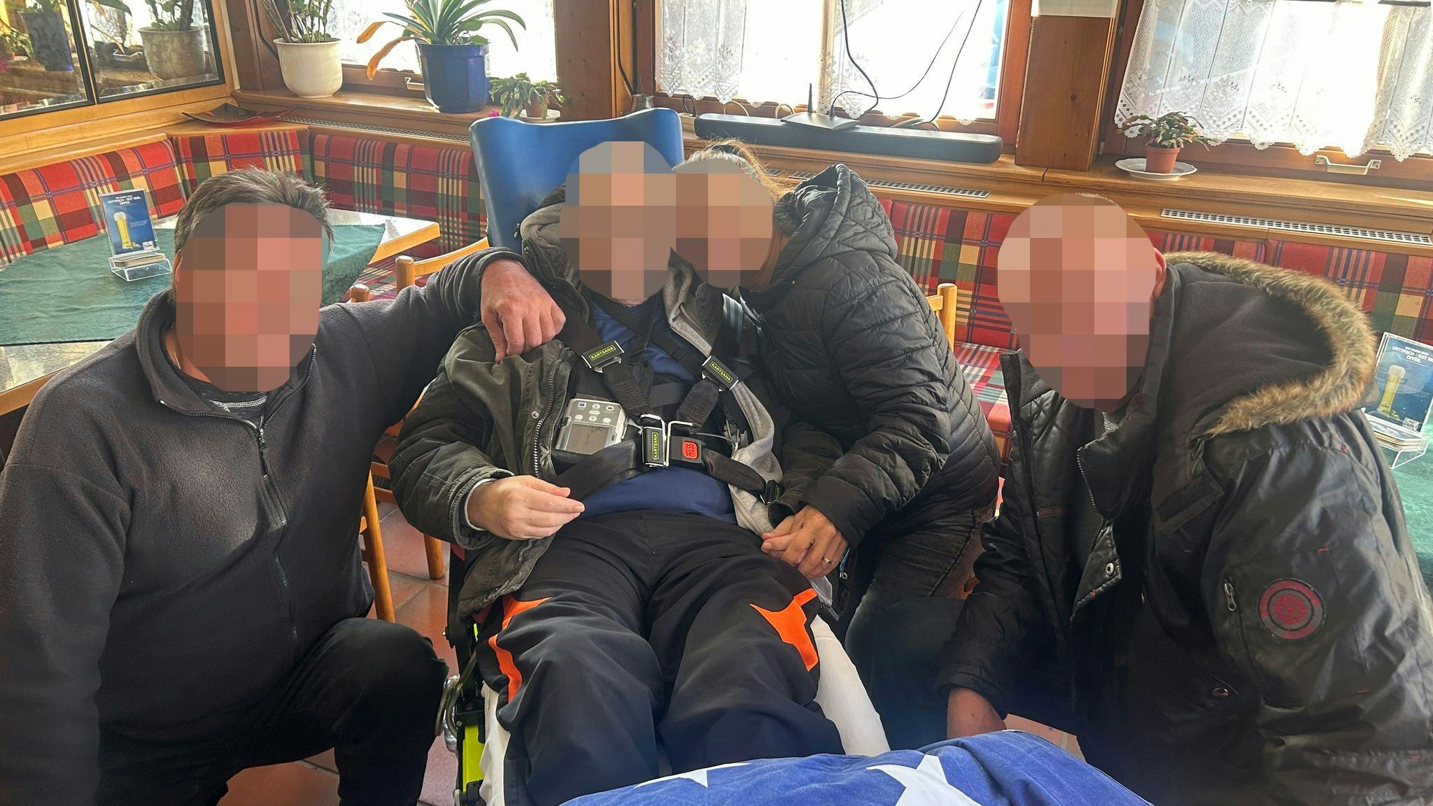 Heute.at - Todkranker Christian trinkt ein letztes Bier im Beisl