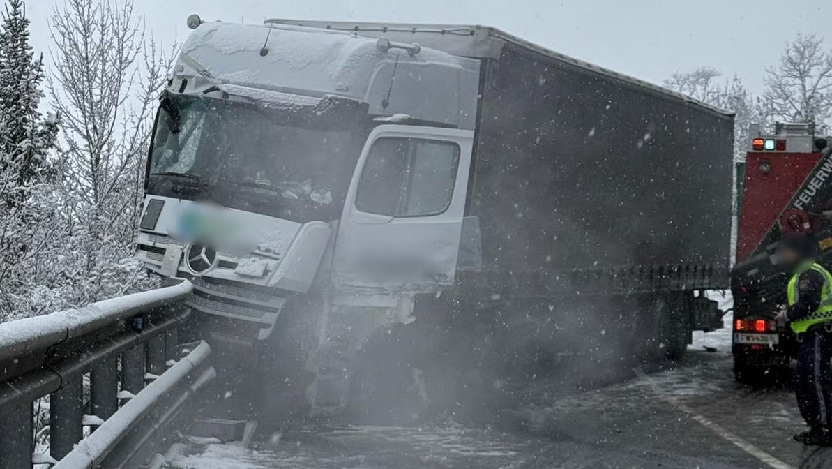 Der 47-jährige Lkw-Lenker wurde mit dem Rettungswagen in das Krankenhaus nach Innsbruck eingeliefert.