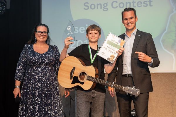 Sieger Fabian Siller, Gratulanten Kinder- und Jugendanwältin Denise Schiffrer-Barac (l.) und Landesrat Stefan Hermann.