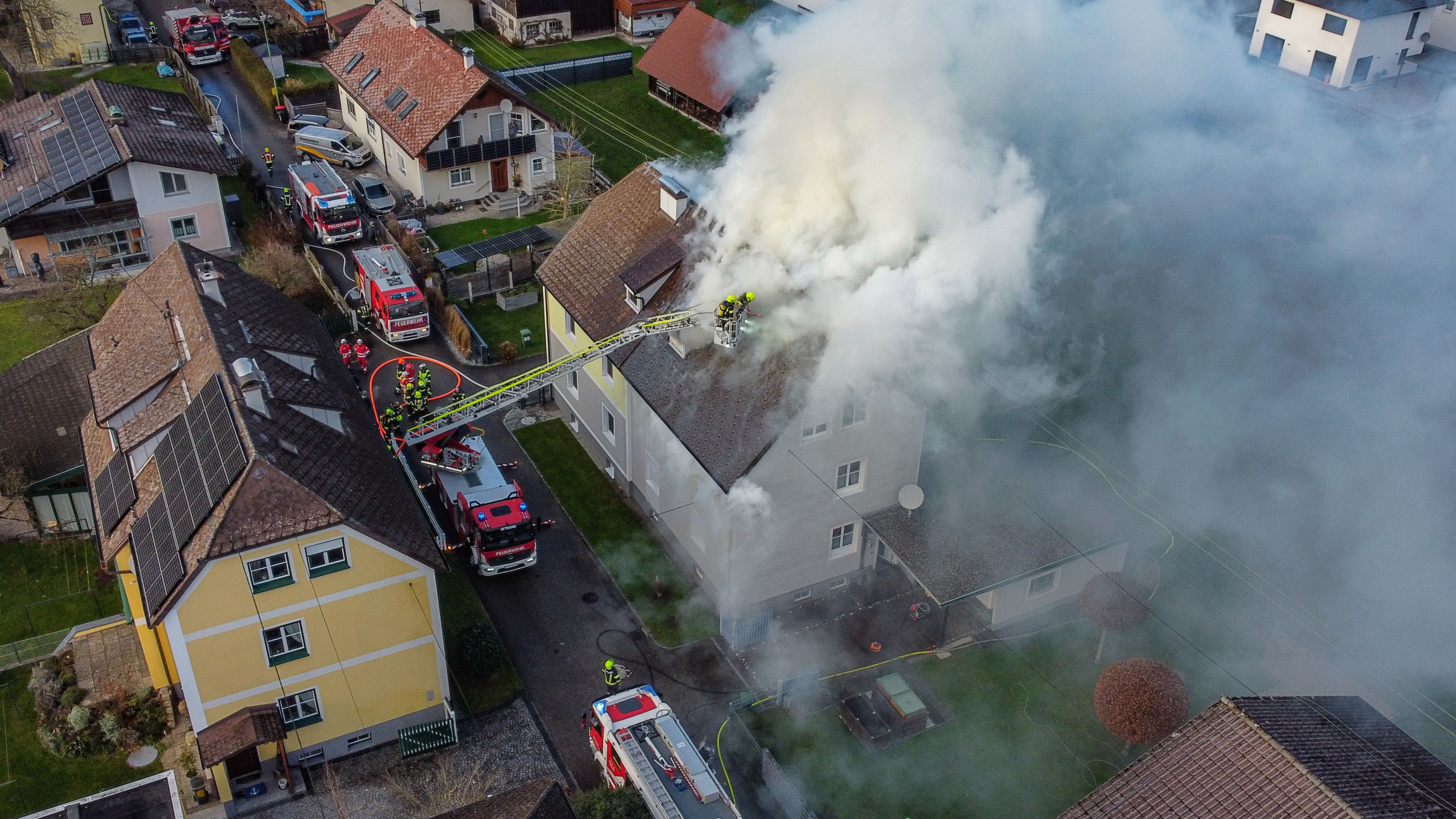 Insgesamt fünf Feuerwehren kämpfen gegen die Flammen.