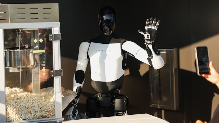 E-Autos waren gestern, die Besiedelung des Mars ist die Zukunft. Für dazwischen plant Tesla-Chef und Multimilliardär Elon Musk, die Menschheit mit menschenähnlichen Robotern glücklich zu machen. Was sich dahinter verbirgt, warum es 2026 schon losgehen soll.