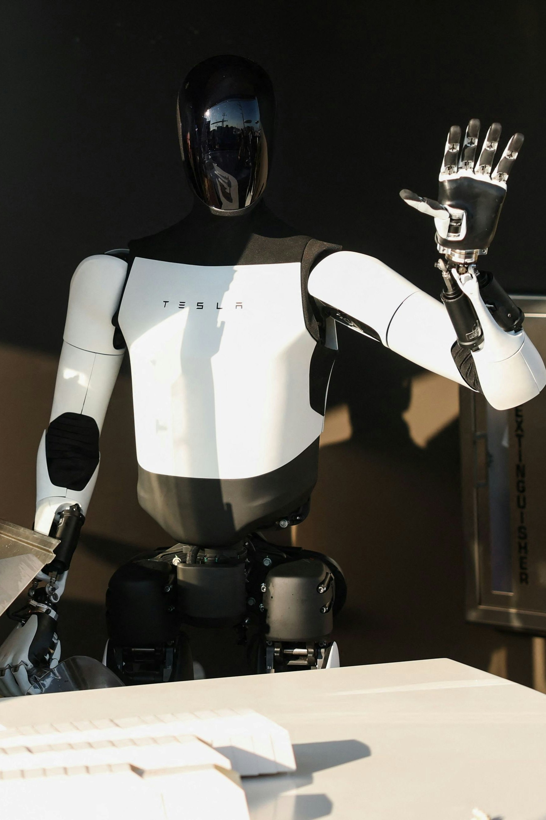 Ein "Optimus"-Modell gab letzten Sommer im Tesla Diner in Hollywood medienwirksam Popcorn aus und rührte die Werbetrommel für Elon Musks Lieblingsprojekt