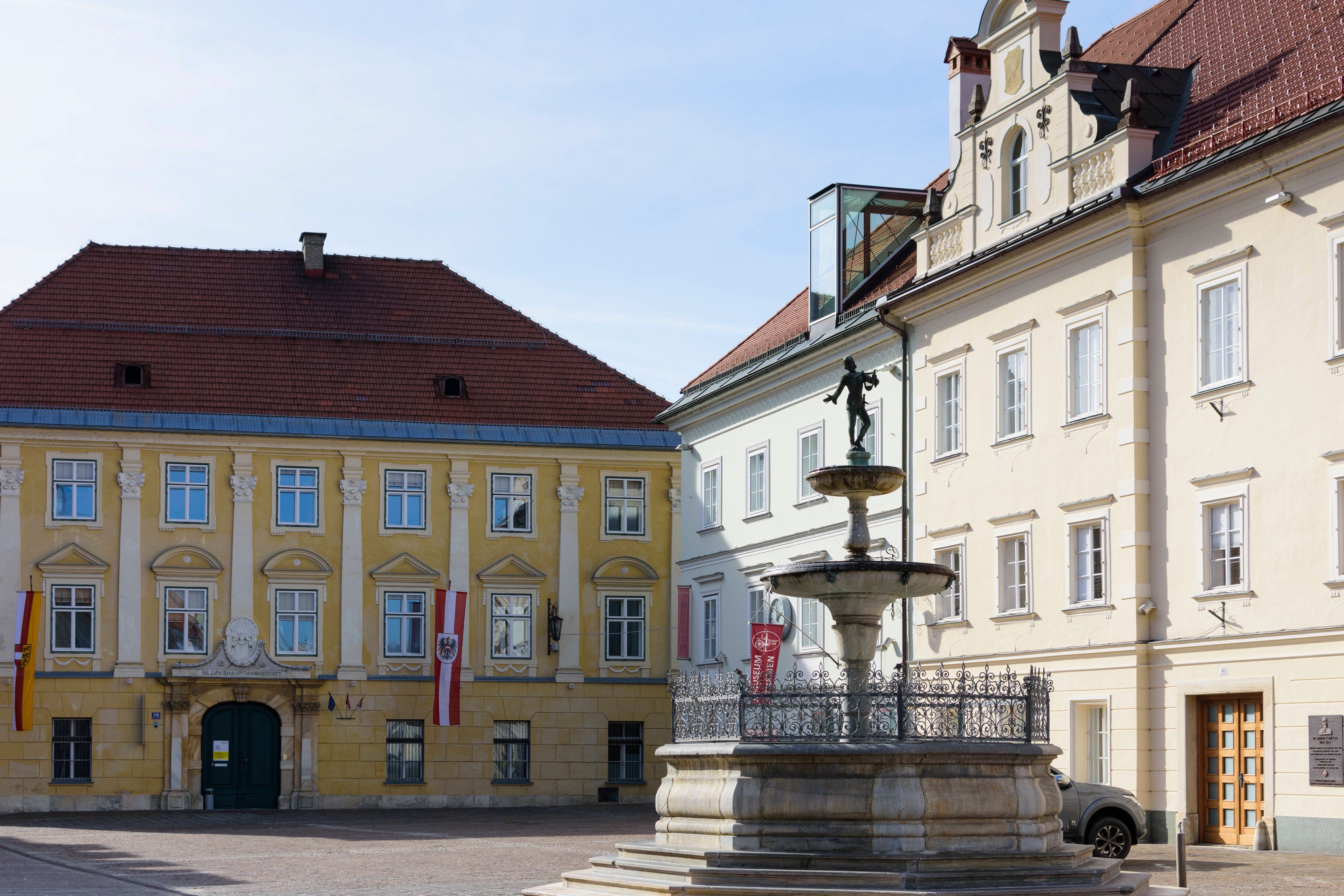 Die Vorwürfe richten sich auch gegen zwei Bezirkshauptmannschaften, die Hinweise auf Gewalt und Missbrauch ignoriert haben sollen.
