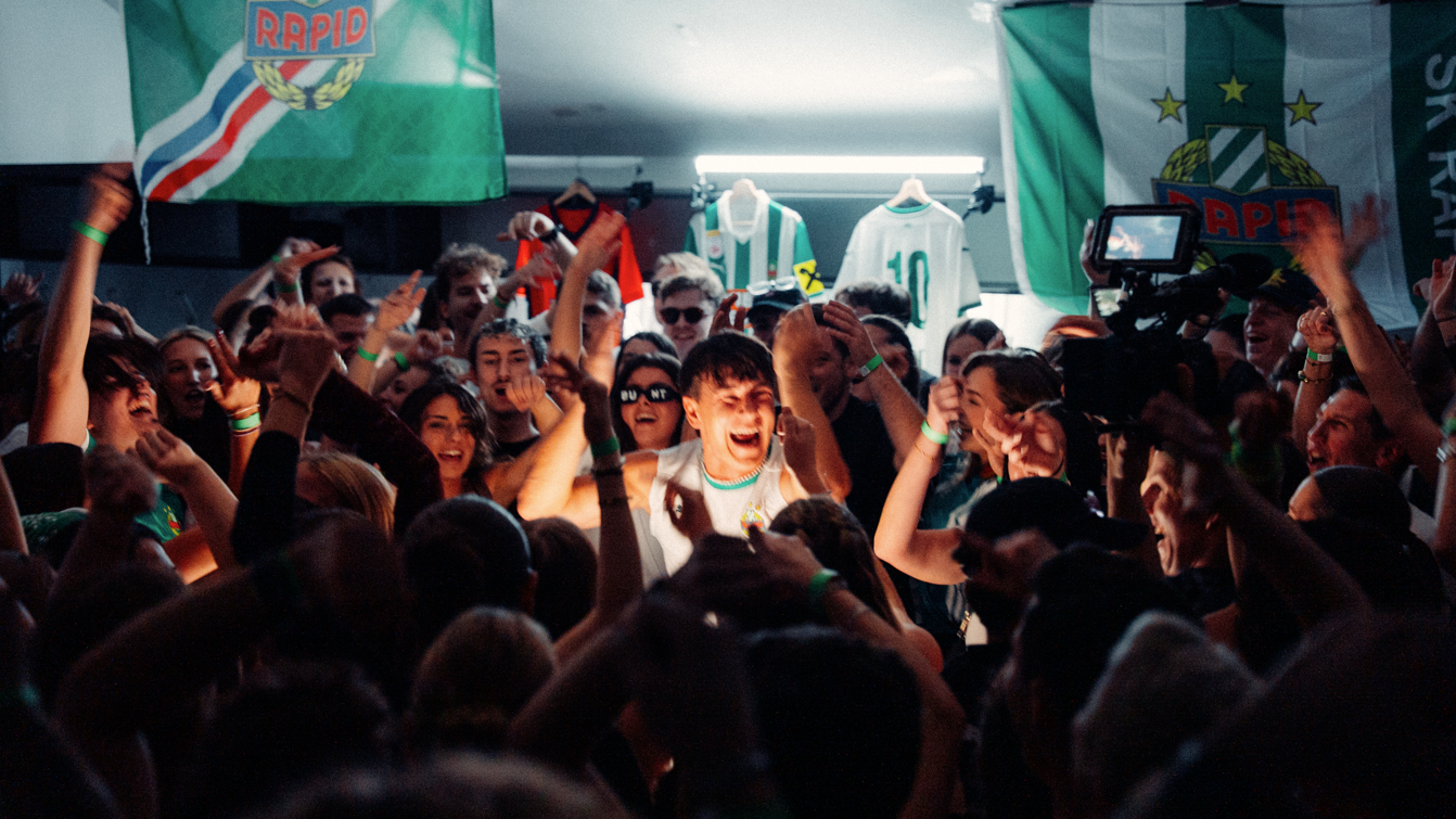 Heute.at - Party pur! Bunt. feiert mit Fans in Rapid-Kabine