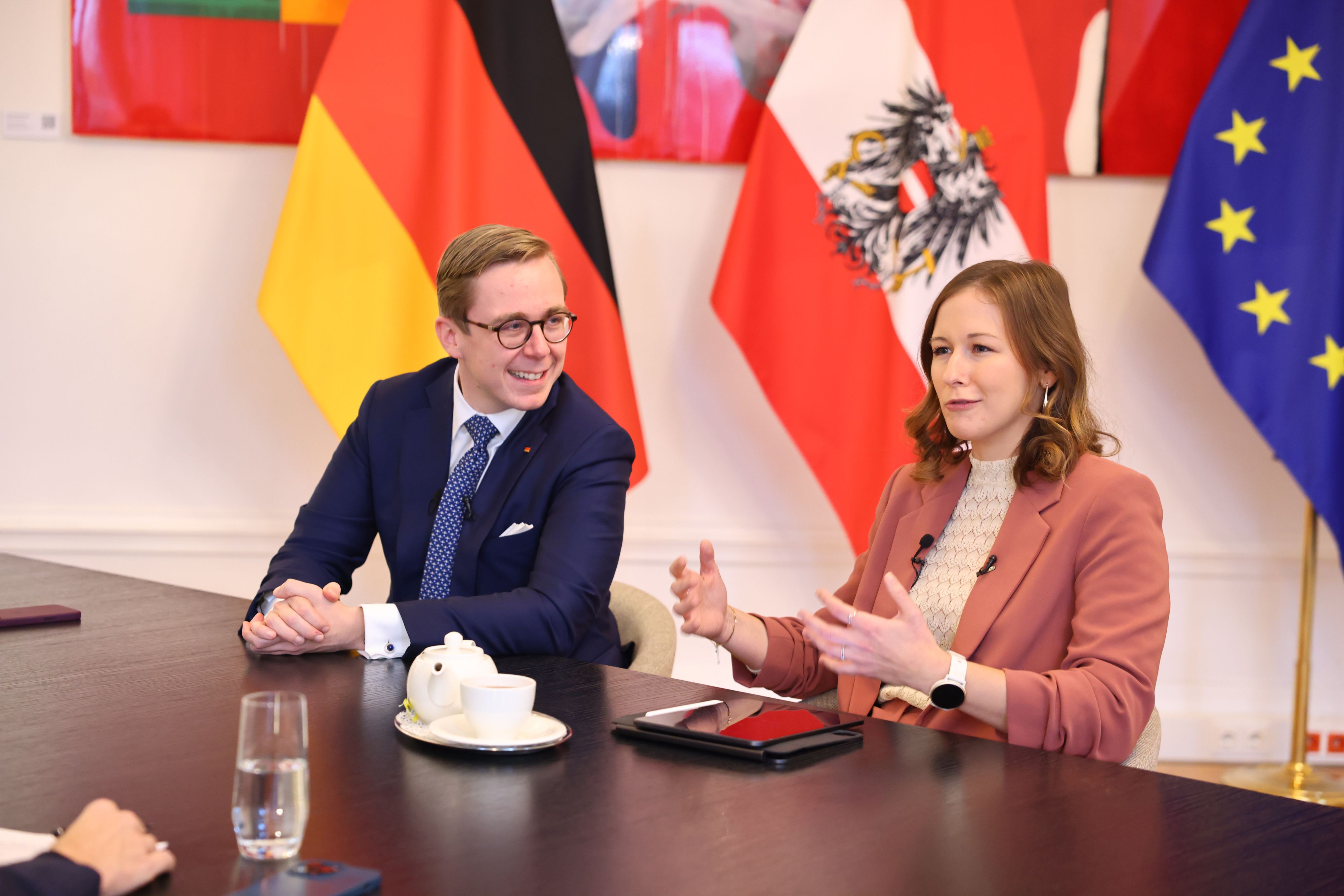 Deutschlands Digital-Staatssekretär Philipp Amthor (CDU) und Kanzleramtsministerin Claudia Plakolm (VP)