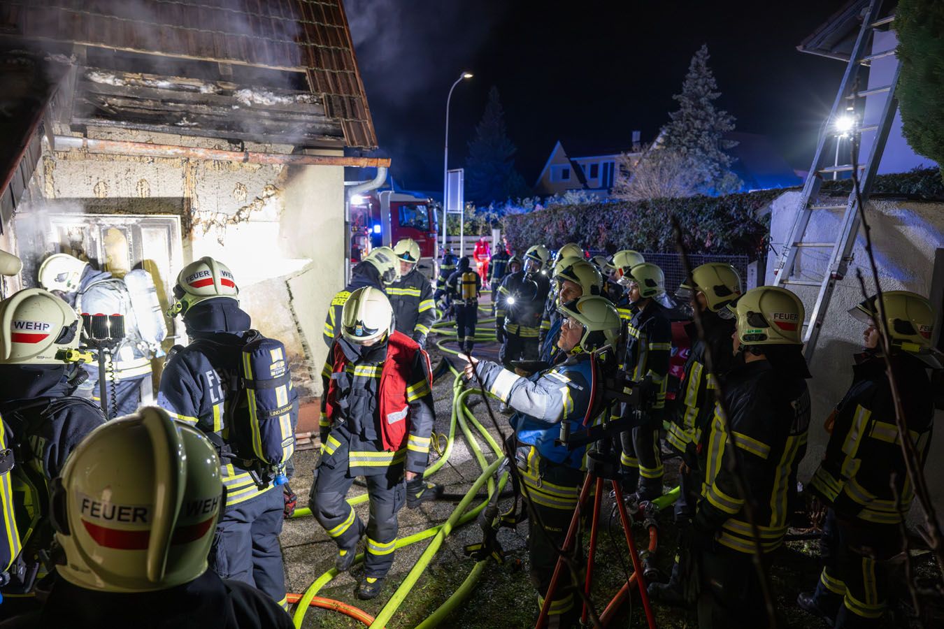 Die Feuerwehrkräfte bei der Brandbekämpfung