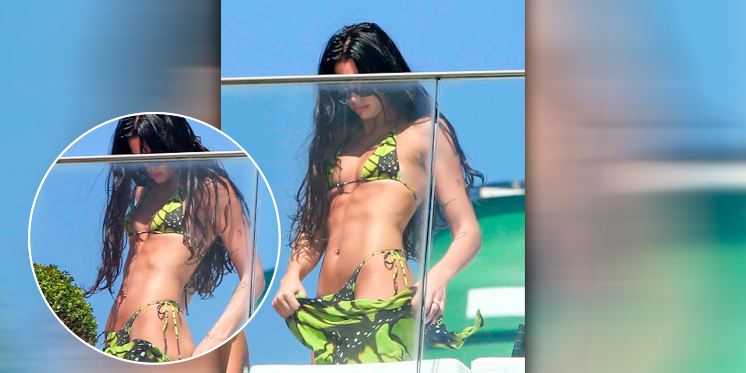 Dua Lipa zeigt ihre Bauchmuskeln.