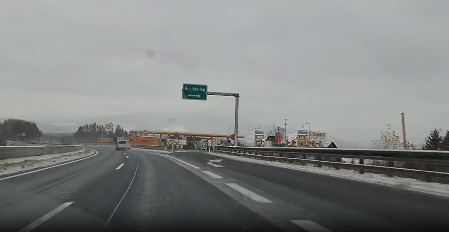 Schneeflocken am Freitag auf der Süd Autobahn (A2) in Niederösterreich.