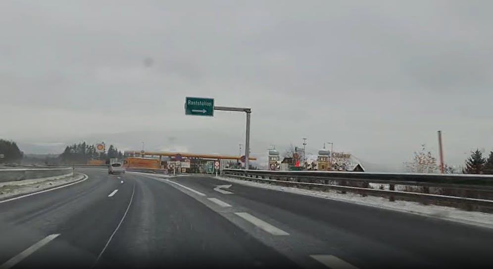 Heute.at - Winter-Walze auf den Straßen! Hier ist es schon weiß