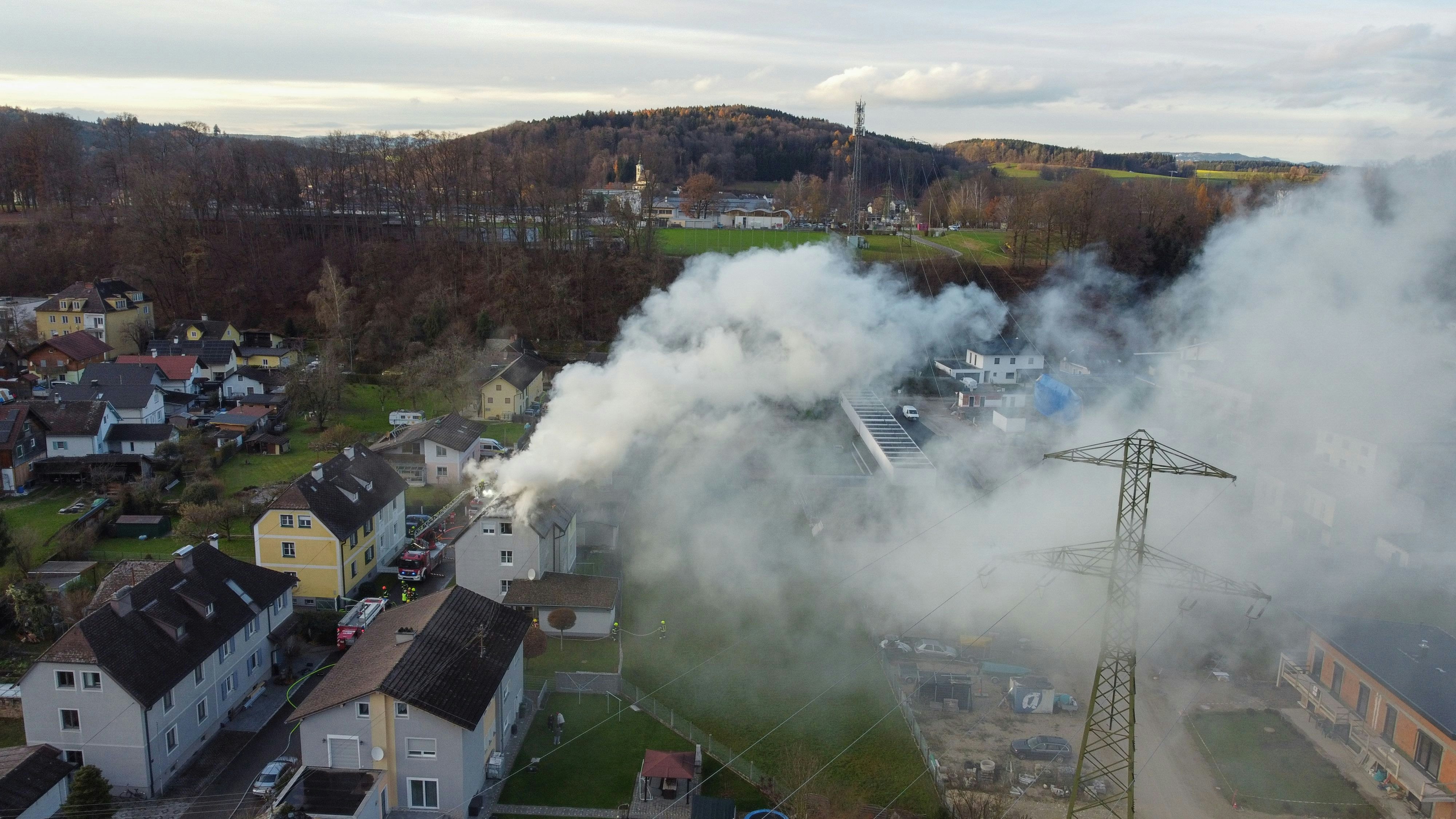 Heute.at - Riesige Rauchsäule! Doppelhaus steht plötzlich in Brand