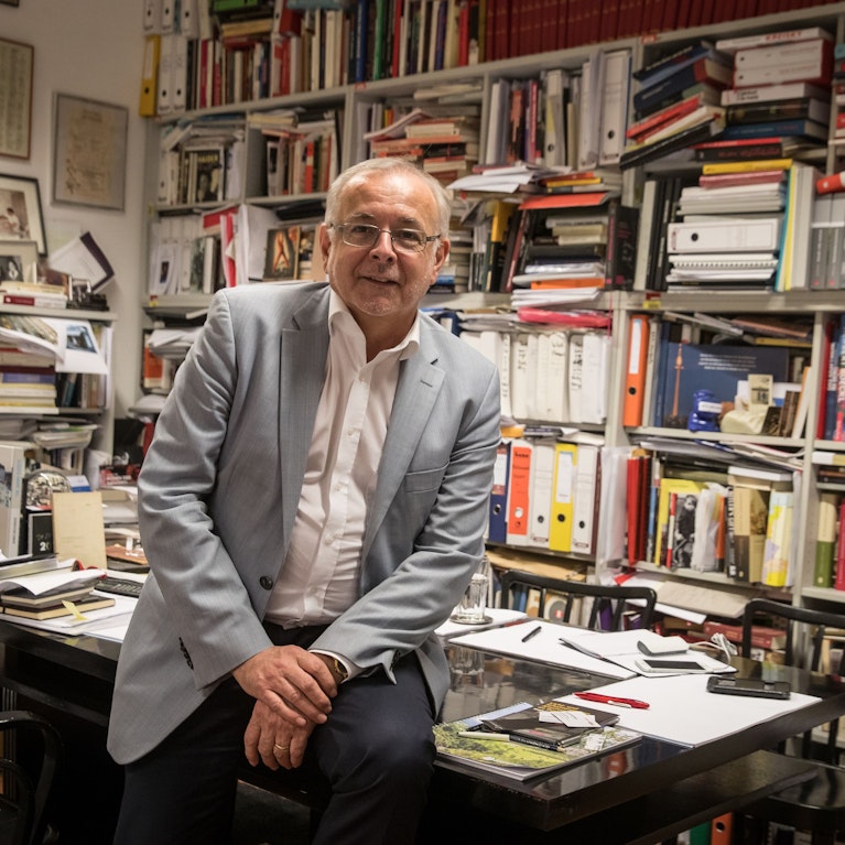 Oliver Rathkolb ist Österreichs momentan vielleicht bester Erklärer der Zeitgeschichte. Nun hat der Jurist und Historiker ein neues Buch geschrieben. Darin vergleicht er die Zeit vor dem Ersten Weltkrieg mit der Gegenwart. Augenöffnend und erschütternd zugleich.