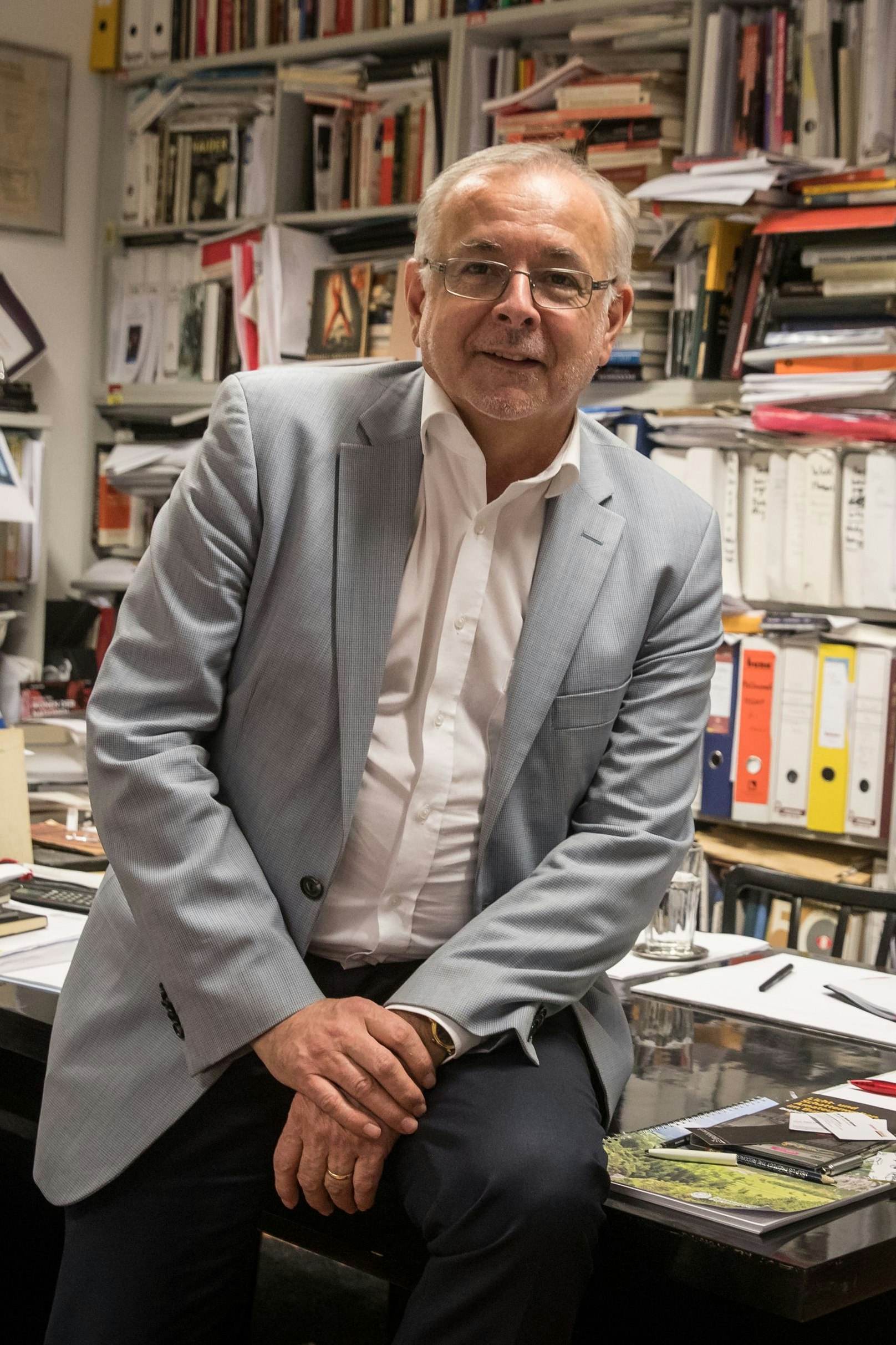 Auch eines der Markenzeichen von Oliver Rathkolb, sein vollgestelltes Büro