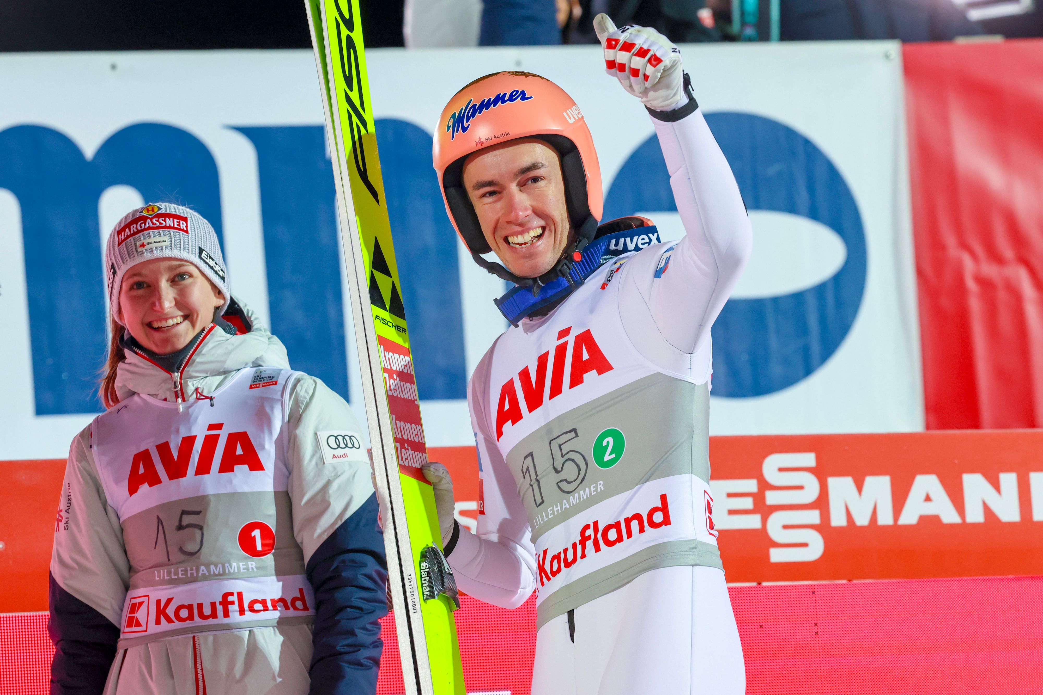 Stefan Kraft (r.) und Julia Mühlbacher (l.) waren die beiden Startspringer des ÖSV.