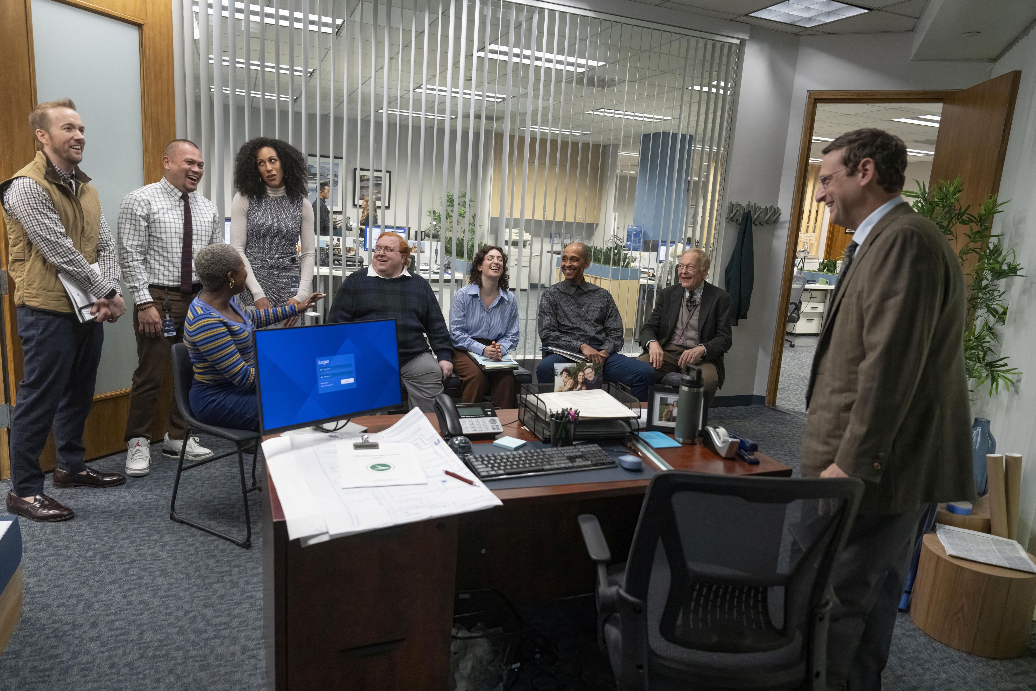 Ein Bürostuhl bricht zusammen – und für den braven Ron eine Welt ein