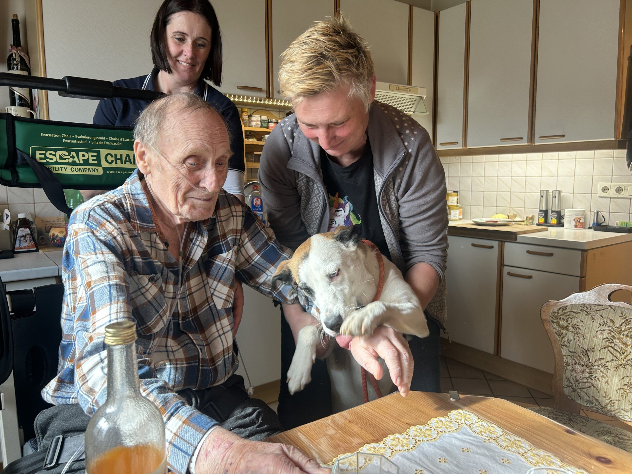 Siegfried (85, l.) wurde noch einmal mit seinem treuen Hund 