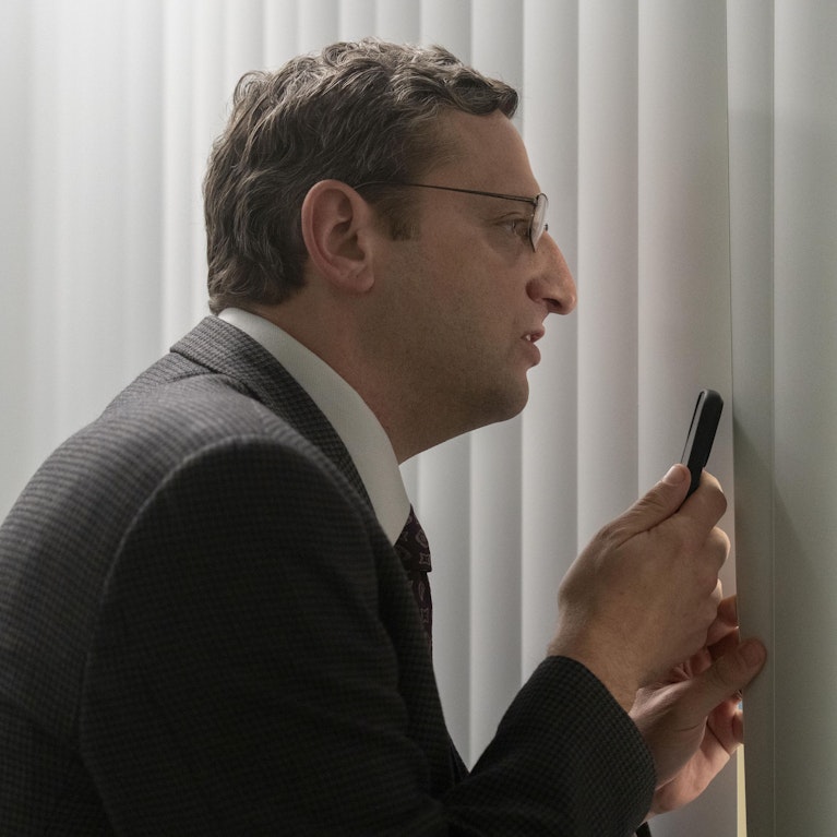 Die neue Streaming-Serie "The Chair Company" ist eine auf links gedrehte Verschwörungs-Geschichte, die als Comedy beginnt und sich immer mehr in Richtung Thriller entwickelt. In den USA wird sie bereits als "beste Serie des Jahres" gefeiert, jetzt startet sie bei uns.