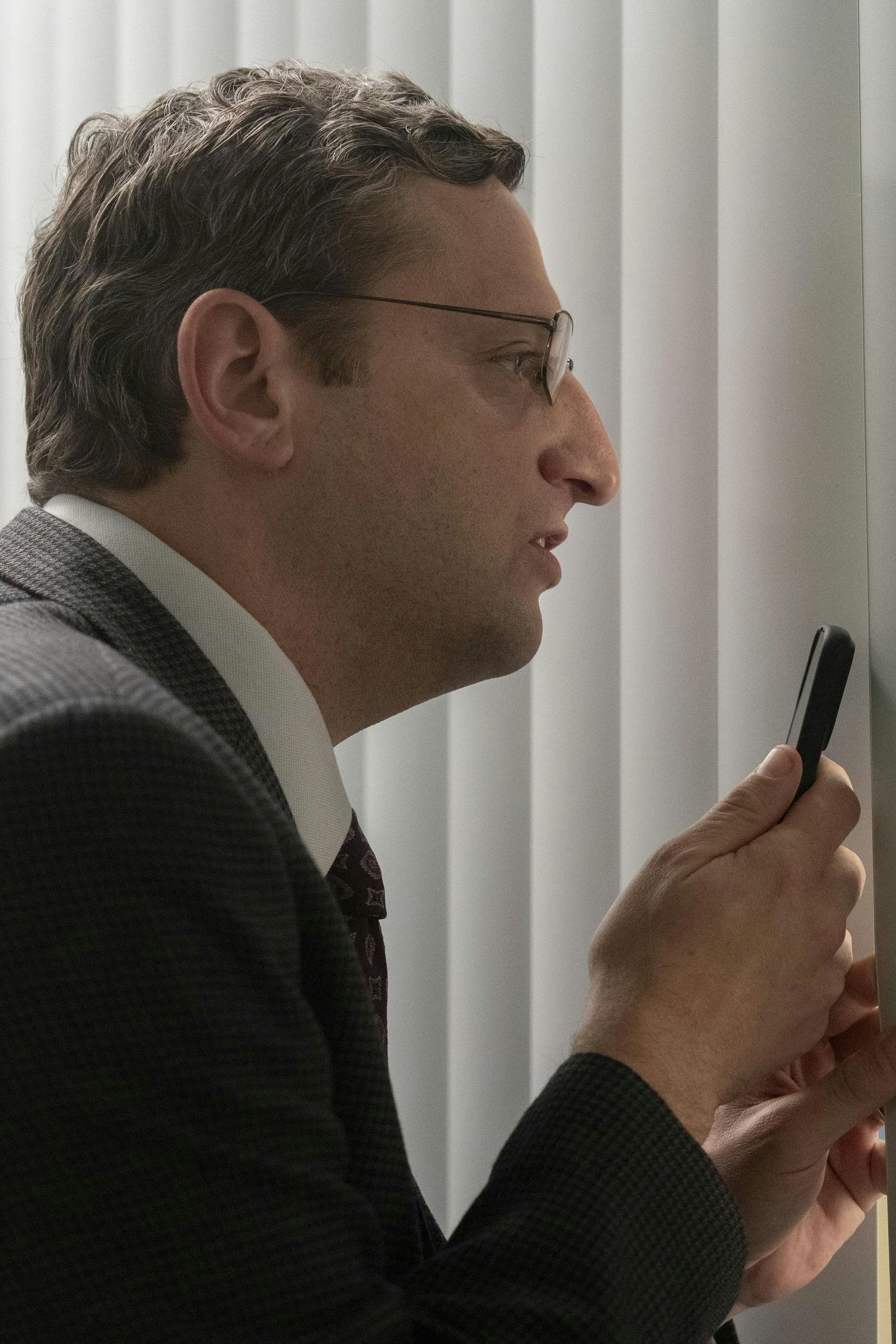 Das Böse lauert überall: Bürohengst Ron Trosper (Tim Robinson) kommt in "The Chair Company" einer Verschwörung auf die Spur (möglicherweise)