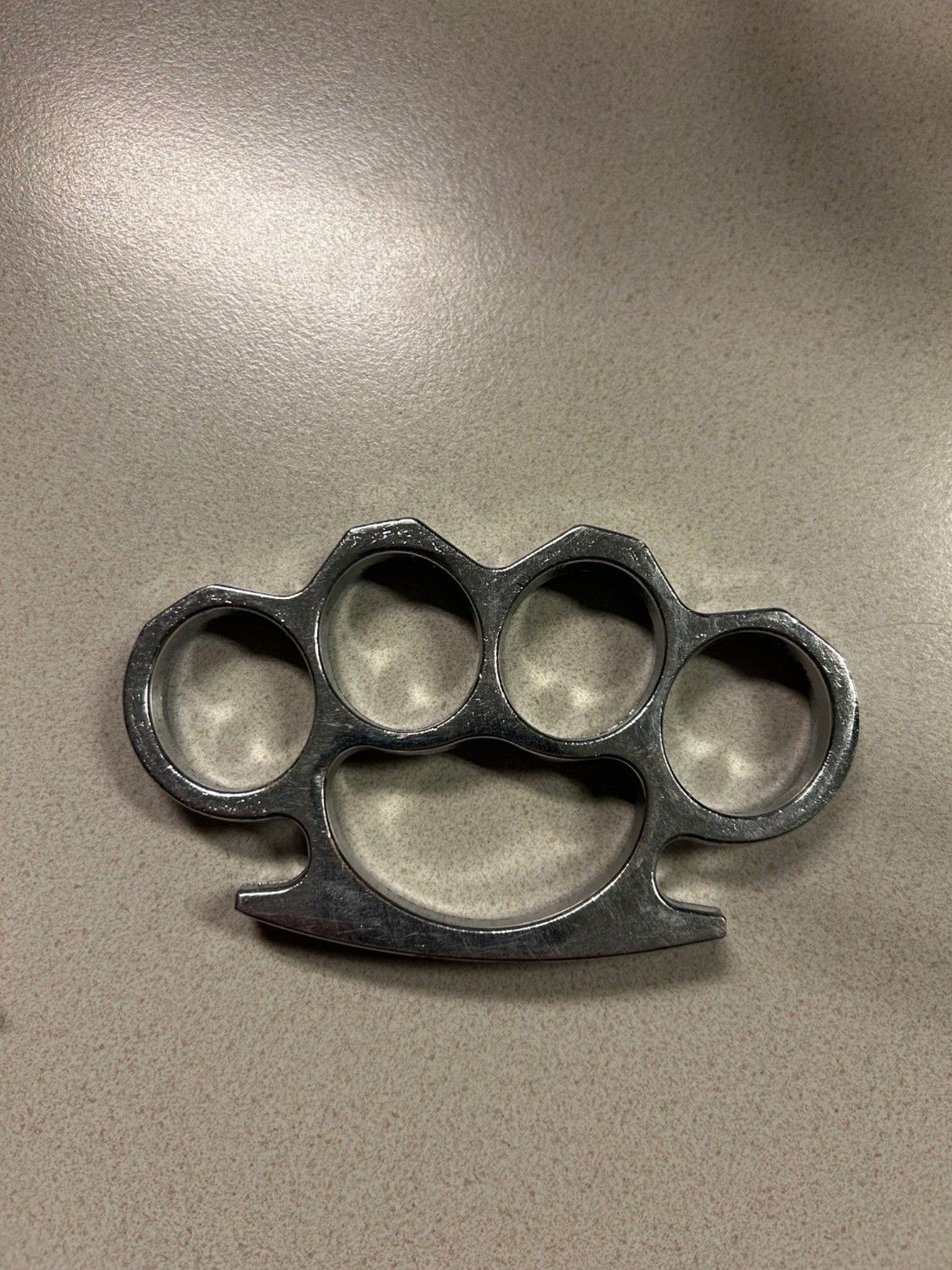 Bei dem Verdächtigen wurde unter anderem ein Schlagring sichergestellt.