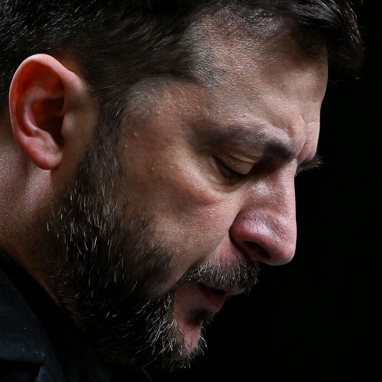 Erst legten die USA einen "Friedensplan" vor, der einer Kapitulation gleichkam, nun setzen sie der Ukraine das Messer an den Hals. Entweder ihr stimmt bis Donnerstag zu, oder unsere Unterstützung ist weg. Die Hintergründe und wie Präsident Selenskyj reagiert.