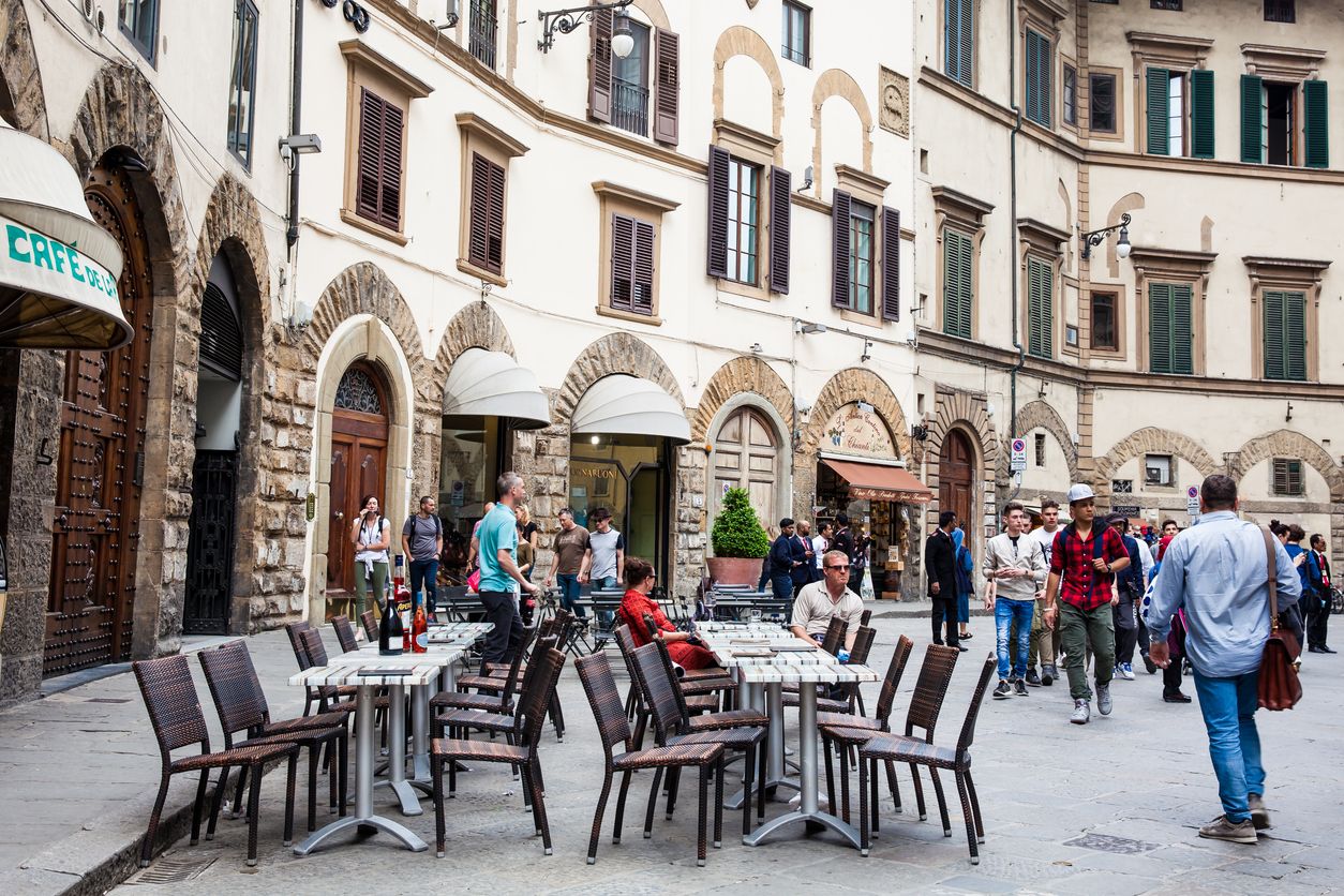 In Florenz soll in mehreren beliebten Straßen das Essen und Trinken im Freien verboten werden. (Symbolbild)
