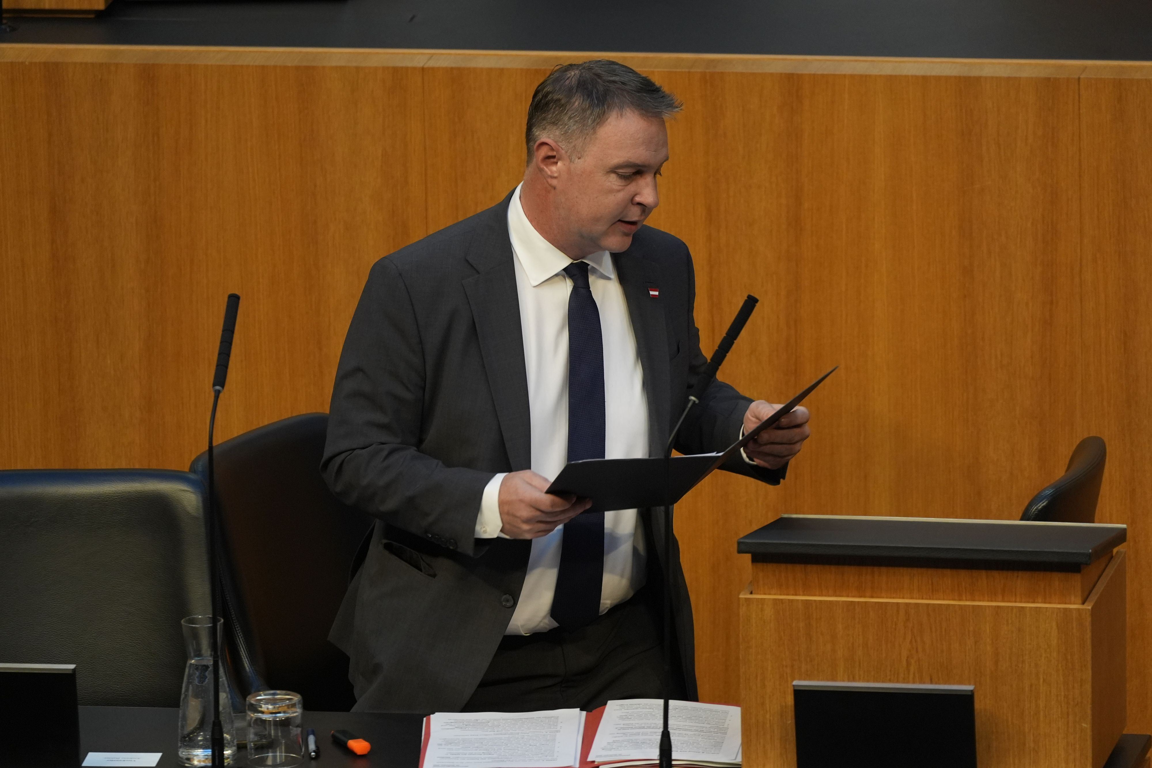 Medienminister Andreas Babler (SP) wendet nach 14.000-€-NY-Trip neuerlich Zigtausende Euro Steuergeld auf.