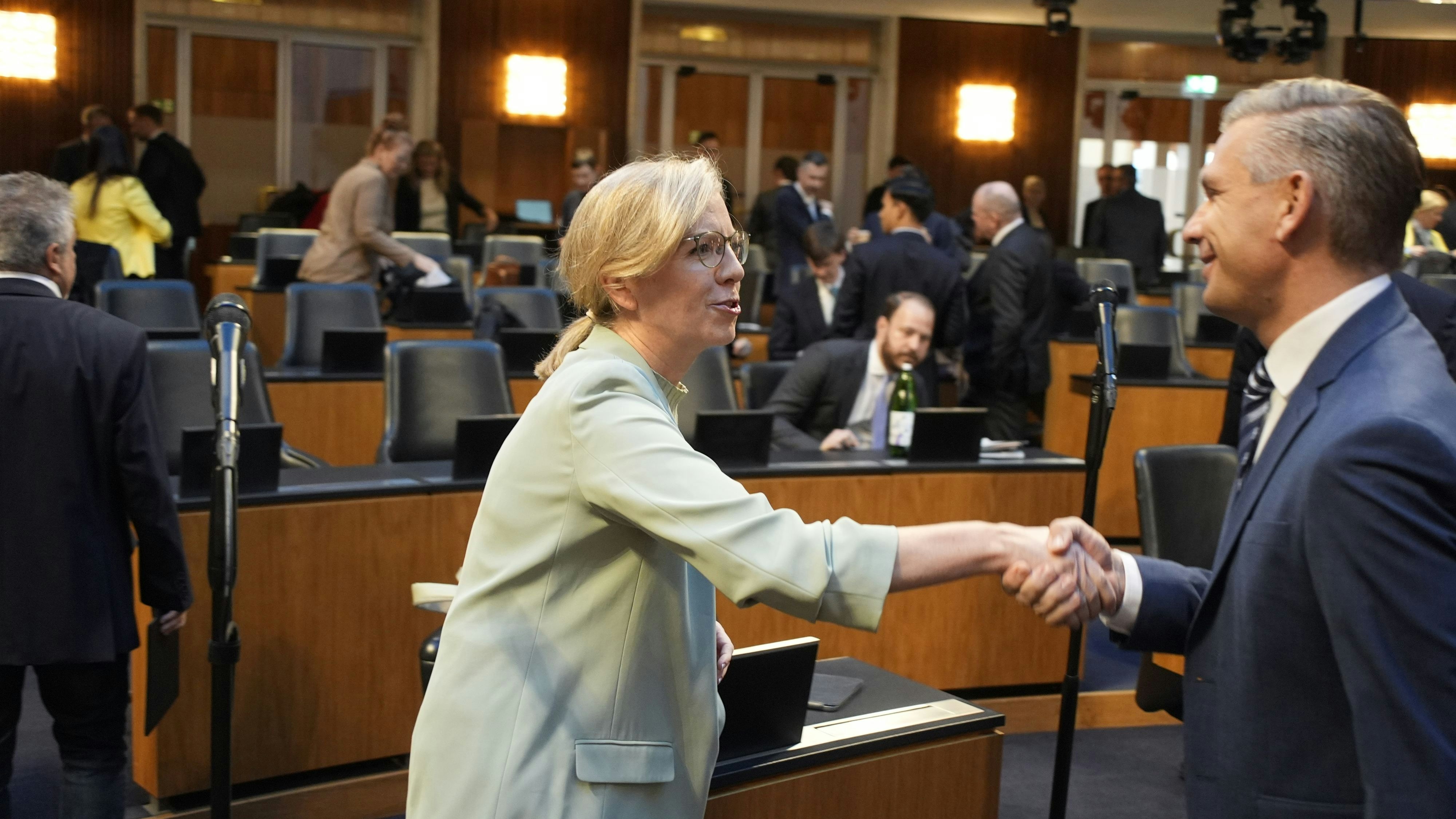 Fällt das noch unter Handschlag, oder schon unter Armausreißen? ....