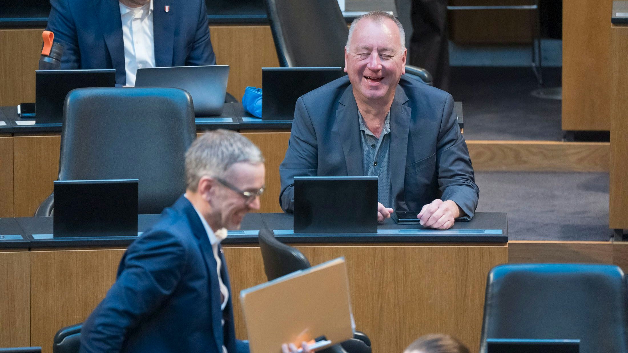 ... immer lauthals lachen