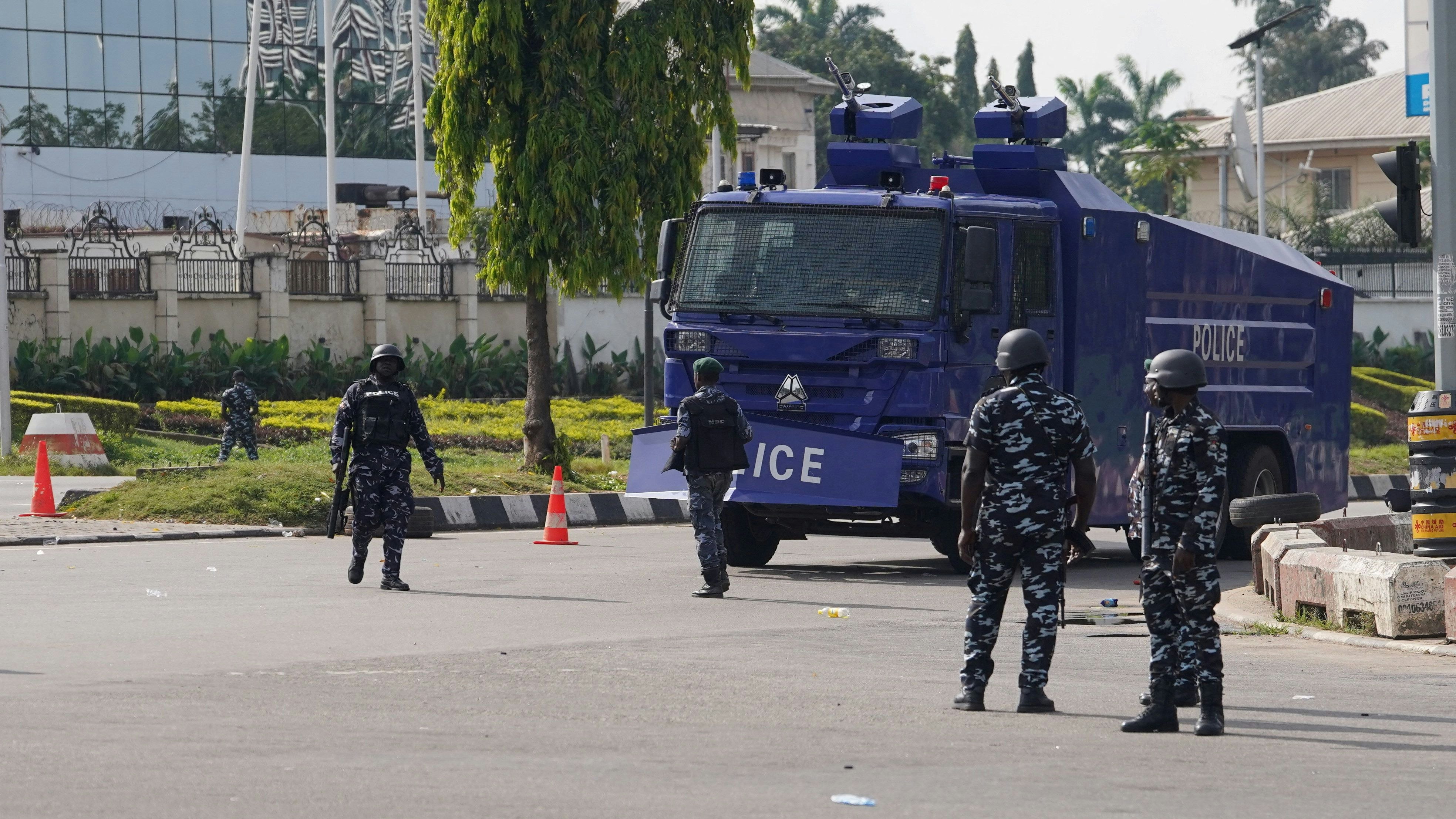 Heute.at - Mehr als 300 Schülerinnen in Nigeria verschleppt