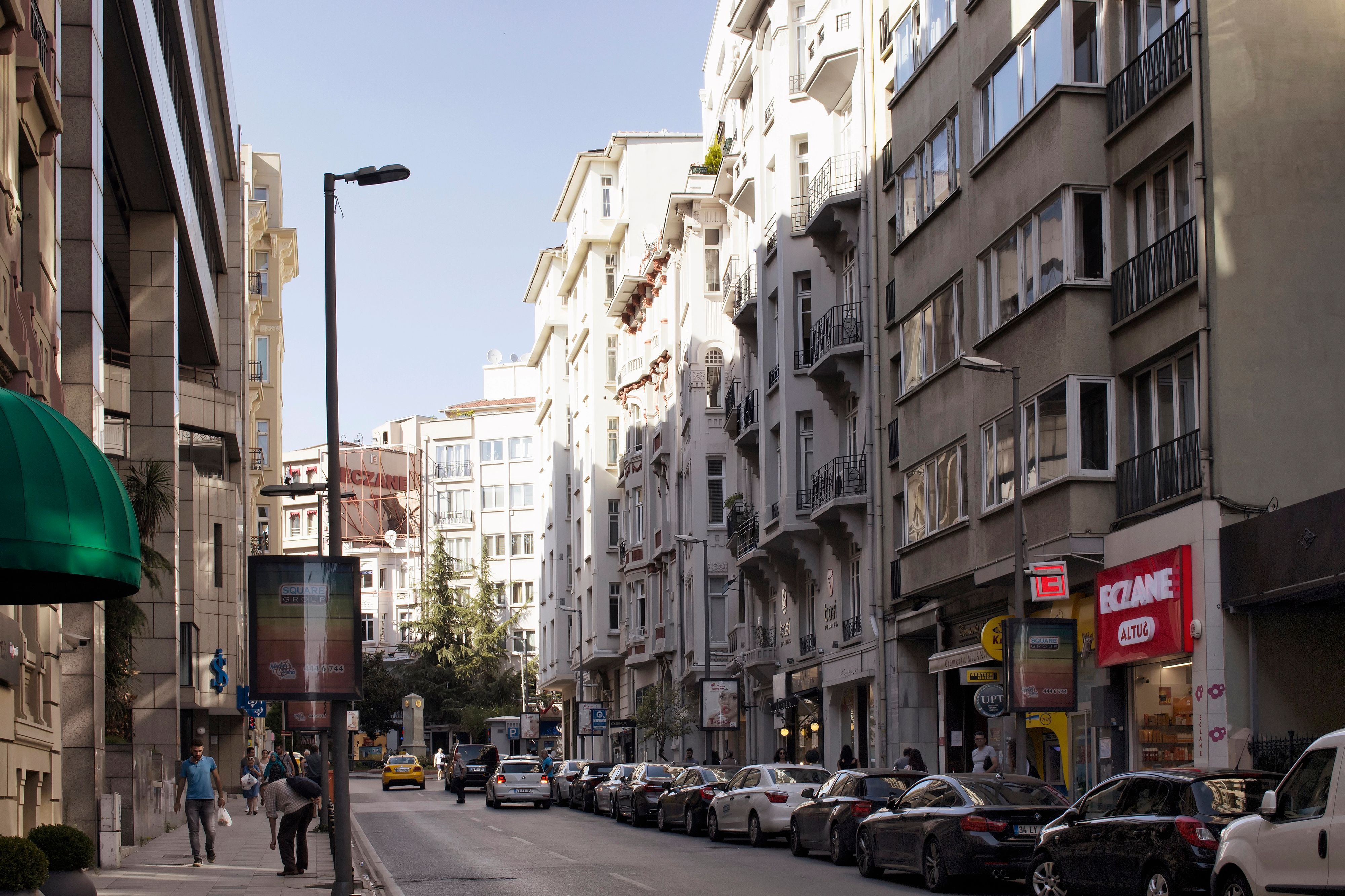 Alle 25 Personen sollen demnach am Freitagabend in einem Lokal im Istanbuler Bezirk Sisli die traditionelle Speise Lahmacun bestellt haben. Hier im Bild eine Straße im Stadtteil Sisli.