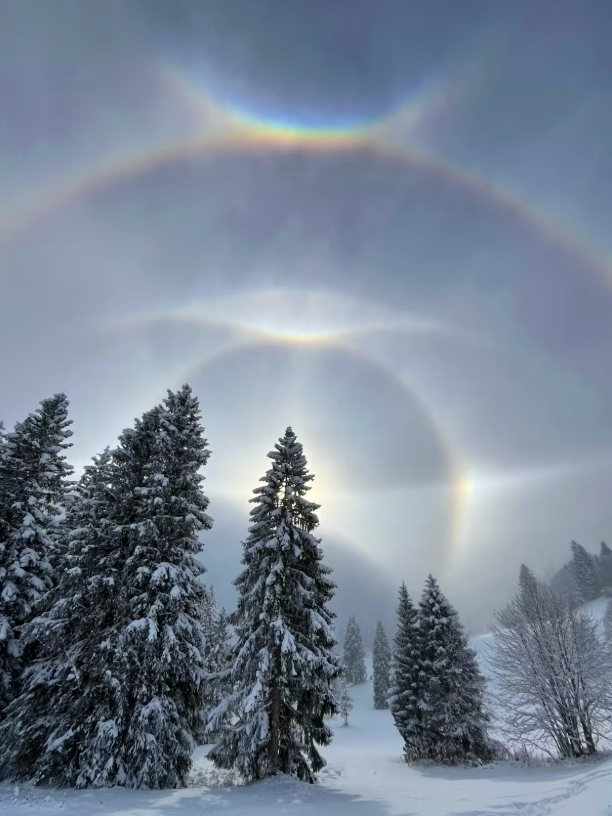 Magische Lichtstimmung in der winterlichen Schweiz.