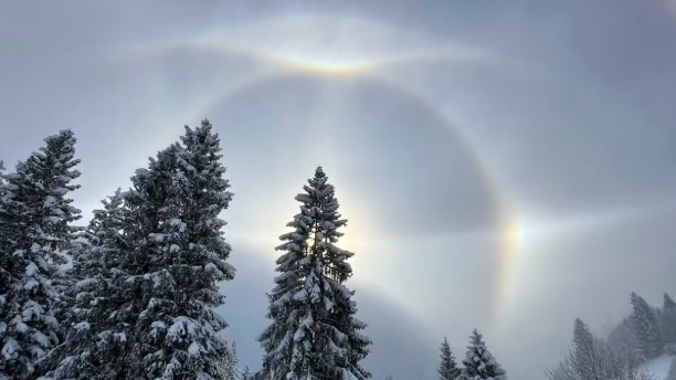 Neben dem Haupt-Halo zeigt sich über der Sonne ein weiterer Lichtbogen. Das Zusammenspiel der Halo-Arten macht das Phänomen besonders eindrücklich.