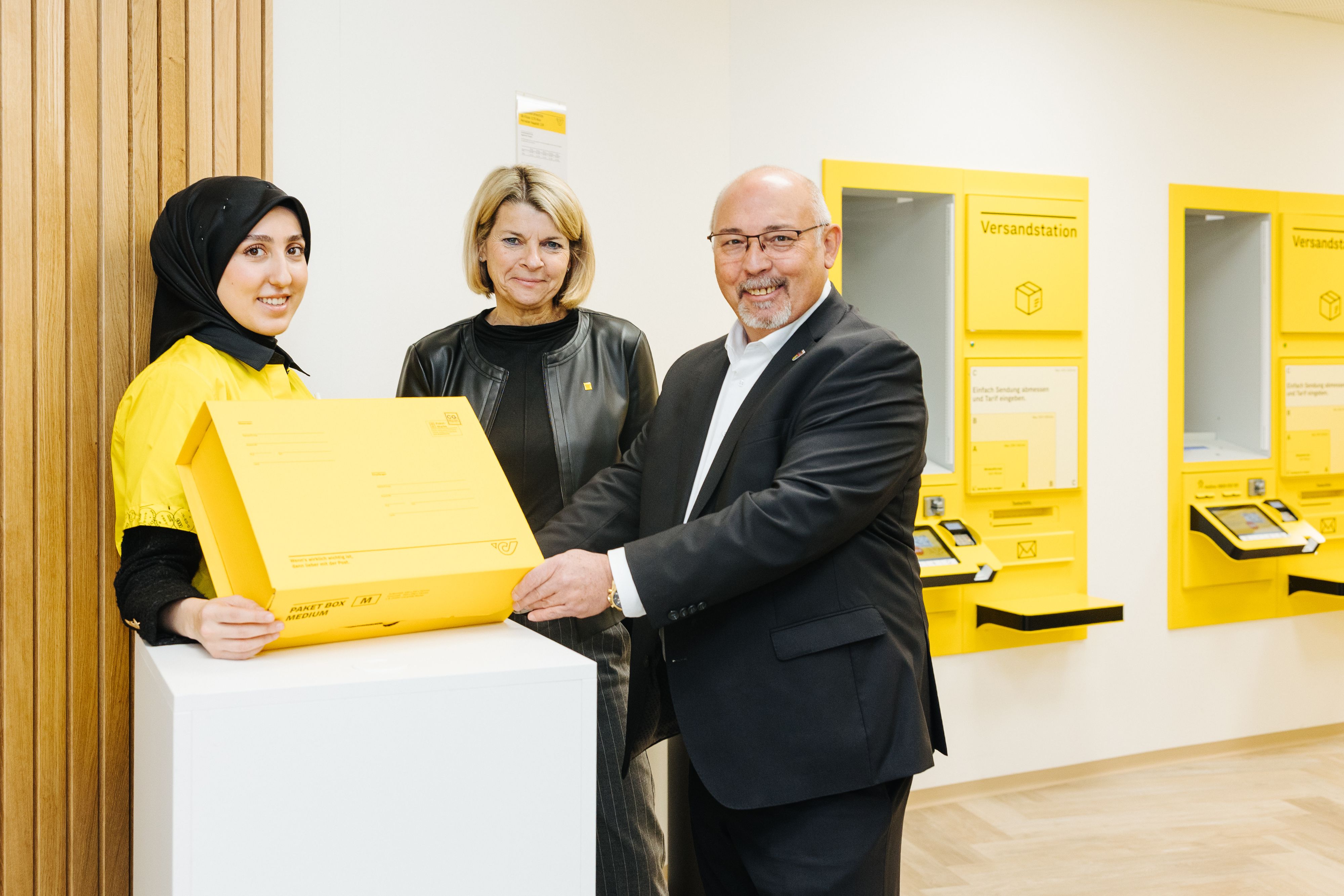 Peter Jagsch, Bezirksvorsteher (SPÖ) von Hernals, mit Post-Finanzvorständin Barbara Potisk-Eibensteiner und einer Mitarbeiterin bei der Eröffnung der neuen 24/7 SB-Filiale in der Hernalser Hauptstraße.