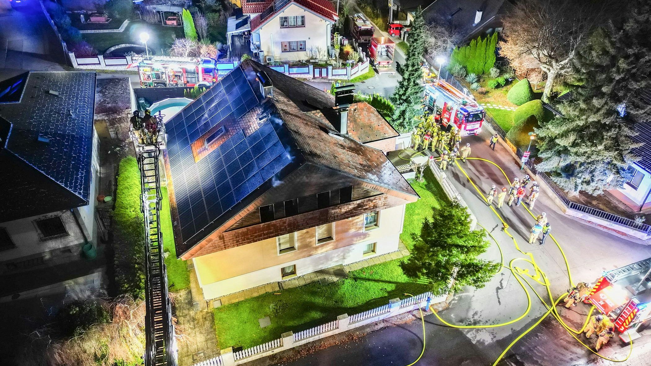 Heute.at - Zwei Verletzte bei Dachstuhlbrand in Breitenfurt