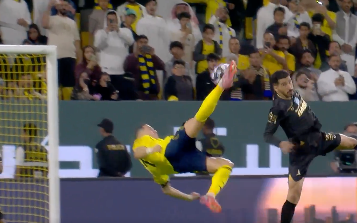 Ronaldo trifft per Fallrückzieher.