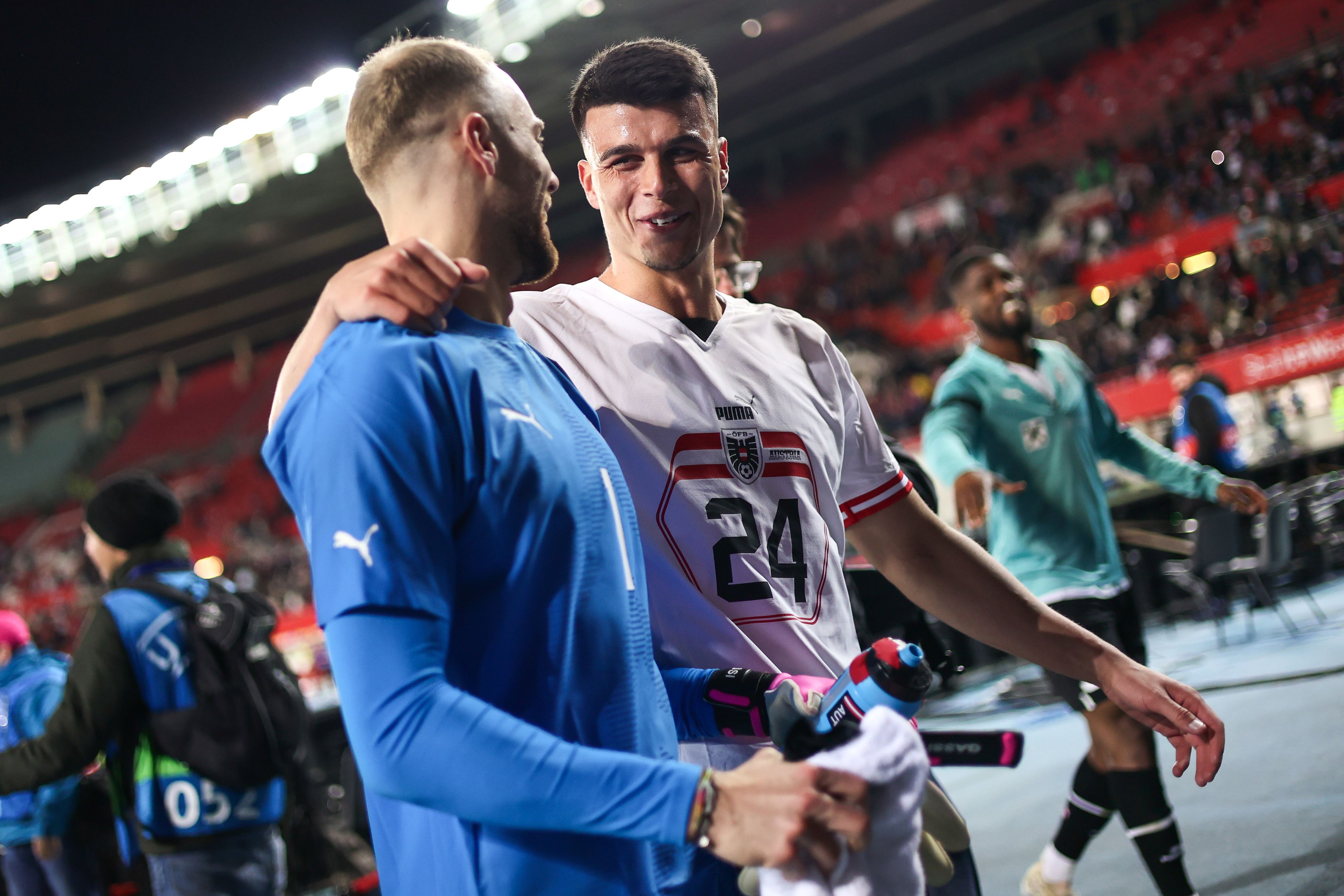 Flavius Daniliuc im März 2024 mit ÖFB-Teamgoalie Alexander Schlager.